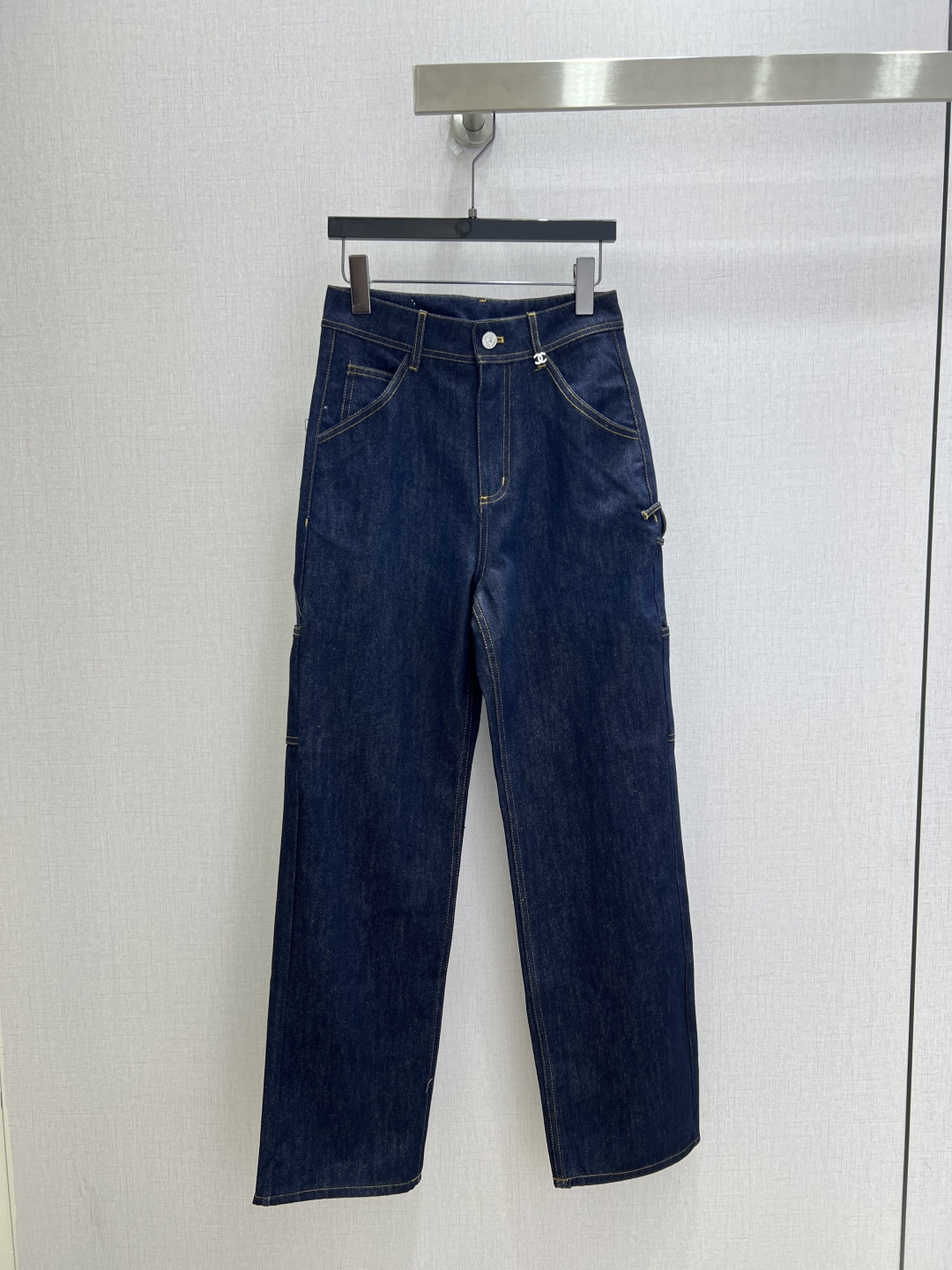 NO:926367,Highly recommended 26 spring and summer new style double C work denim trousers. The whole piece is three-dimensional. It is all-round and refined to look like a celebrity. The upper body is super covered and the body is slimming. The legs are super stretched. It is easy to match. It is simple and refreshing. It has a refreshing and fashionable sense of high-end. It is elegant and fashionable in daily life. It is versatile. The color is very beautiful. The fabric is high-end and textured. A must-have for dating and shopping. Three colors SML code. High quality.19860909强烈推荐 26春夏新款 双C工装牛仔长裤 整件立体剪裁 全方位精致做明星穿搭 上身超级遮肉显瘦 超拉腿部比例 巨好搭配 简简单单 穿出清爽时髦的高级感 日常优雅又时髦巨百搭 颜色很好看 面料高级又有质感 约会逛街必备 三个色 SML码 高品质,,,Women's clothing