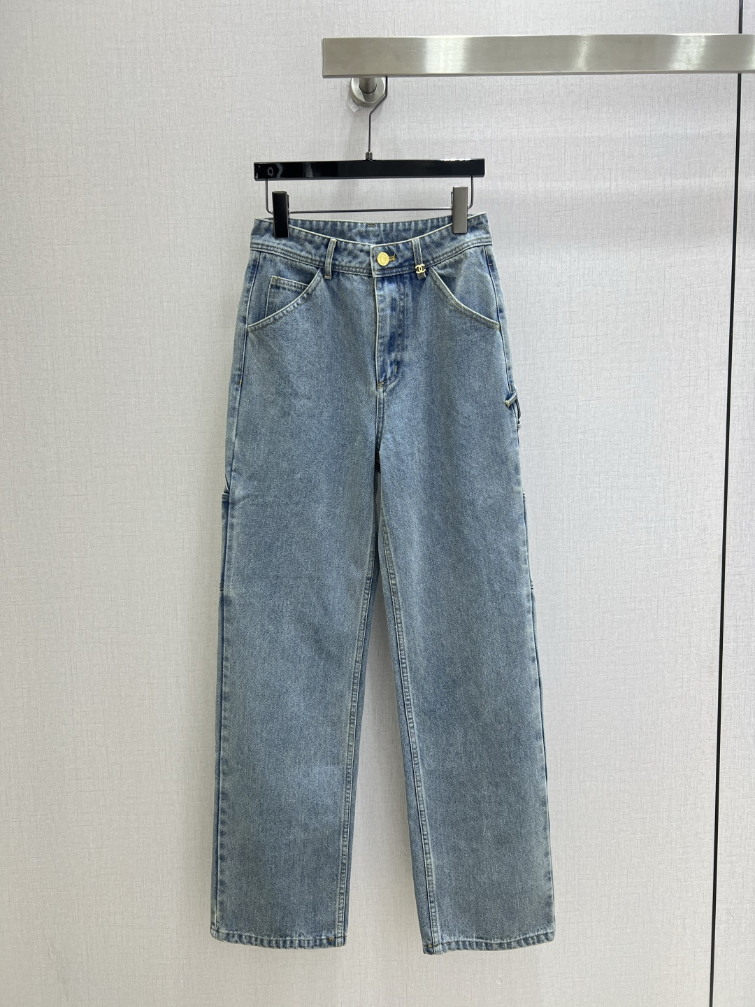NO:926347,Highly recommended 26 spring and summer new style double C work denim trousers. The whole piece is three-dimensional. It is all-round and refined to look like a celebrity. The upper body is super covered and the body is slimming. The legs are super stretched. It is easy to match. It is simple and refreshing. It has a refreshing and fashionable sense of high-end. It is elegant and fashionable in daily life. It is versatile. The color is very beautiful. The fabric is high-end and textured. A must-have for dating and shopping. Three colors SML code. High quality.19860909强烈推荐 26春夏新款 双C工装牛仔长裤 整件立体剪裁 全方位精致做明星穿搭 上身超级遮肉显瘦 超拉腿部比例 巨好搭配 简简单单 穿出清爽时髦的高级感 日常优雅又时髦巨百搭 颜色很好看 面料高级又有质感 约会逛街必备 三个色 SML码 高品质,,,Women's clothing