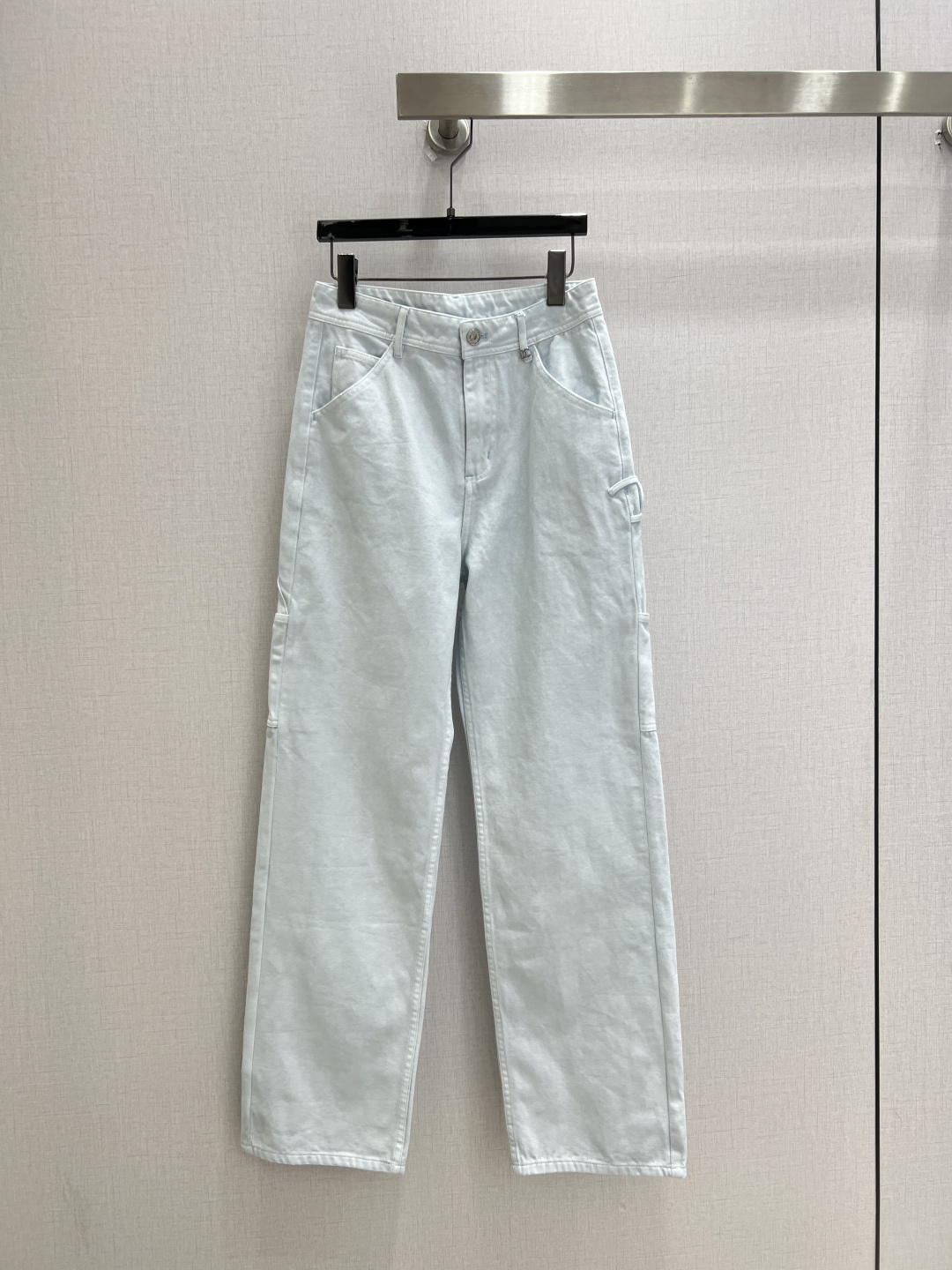 NO:926324,Highly recommended 26 spring and summer new style double C work denim trousers. The whole piece is three-dimensional. It is all-round and refined to look like a celebrity. The upper body is super covered and the body is slimming. The legs are super stretched. It is easy to match. It is simple and refreshing. It has a refreshing and fashionable sense of high-end. It is elegant and fashionable in daily life. It is versatile. The color is very beautiful. The fabric is high-end and textured. A must-have for dating and shopping. Three colors SML code. High quality.19860909强烈推荐 26春夏新款 双C工装牛仔长裤 整件立体剪裁 全方位精致做明星穿搭 上身超级遮肉显瘦 超拉腿部比例 巨好搭配 简简单单 穿出清爽时髦的高级感 日常优雅又时髦巨百搭 颜色很好看 面料高级又有质感 约会逛街必备 三个色 SML码 高品质,,,Women's clothing