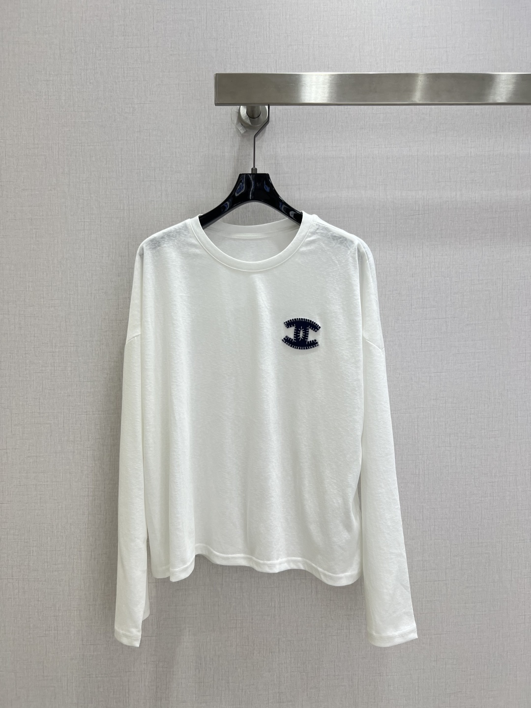 NO:926277,Highly recommended 26 spring and summer new style embroidered long-sleeved top. Selected light and breathable washed cotton fabric. Loose off-shoulder version. Not picky about body shape. Navy blue hand-embroidered double C logo on the chest. Exquisite and low-key stitching. Simple round neck design. Versatile item for spring and autumn. One color SML code. High quality.19860909强烈推荐 26春夏新款 绣品长袖上衣 甄选轻薄透气水洗棉面料 宽松落肩版型 不挑身形 胸口藏青色手工刺绣双C标识 走线精致低调 简约圆领设计 春秋刚需百搭单品 一个色 SML码 高品质,,,Women's clothing