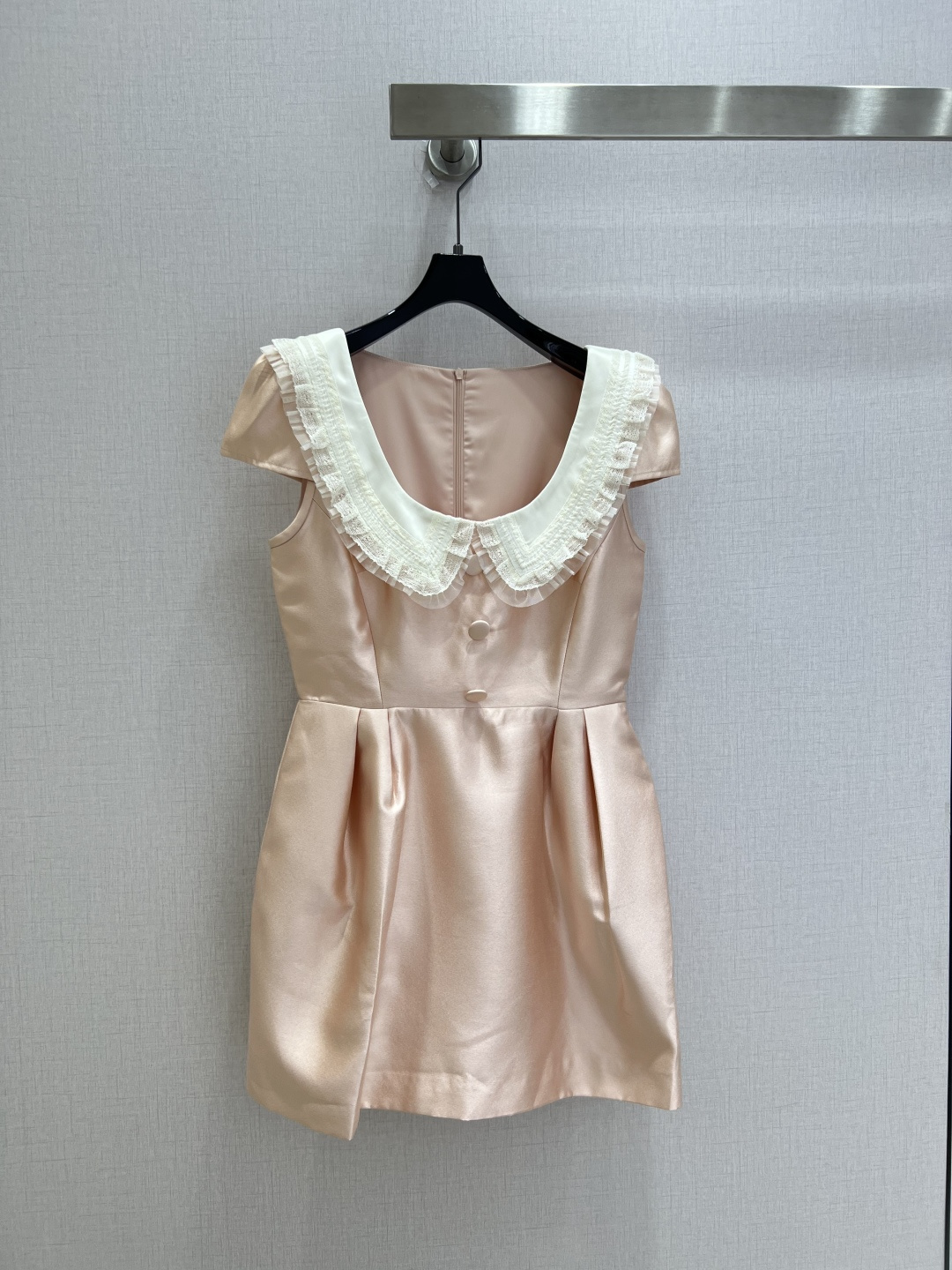 NO:930885,Highly recommended 26 spring and summer new style lace doll collar dress Rich family daughter lace doll collar waist short dress Double-layer lace large U-shaped doll collar design softly modifies the shoulder and neck lines It has a sweet and girly feel High-waisted waist version makes the upper body slimmer Comes with delicate and soft satin fabric that feels smooth and shiny Sweet and elegant taking into account two colors SML code High quality,,skirts,19860909强烈推荐 26春夏新款 蕾丝娃娃领连衣裙 富家千金蕾丝娃娃领收腰短款连衣裙 双层花边大U型娃娃领设计柔和修饰肩颈线条 自带清甜少女感 高腰收腰版型上身巨显瘦 自带细腻柔光缎面面料触感顺滑有光泽 甜美优雅兼顾两个色 SML码 高品质,,skirts,,Women's clothing
