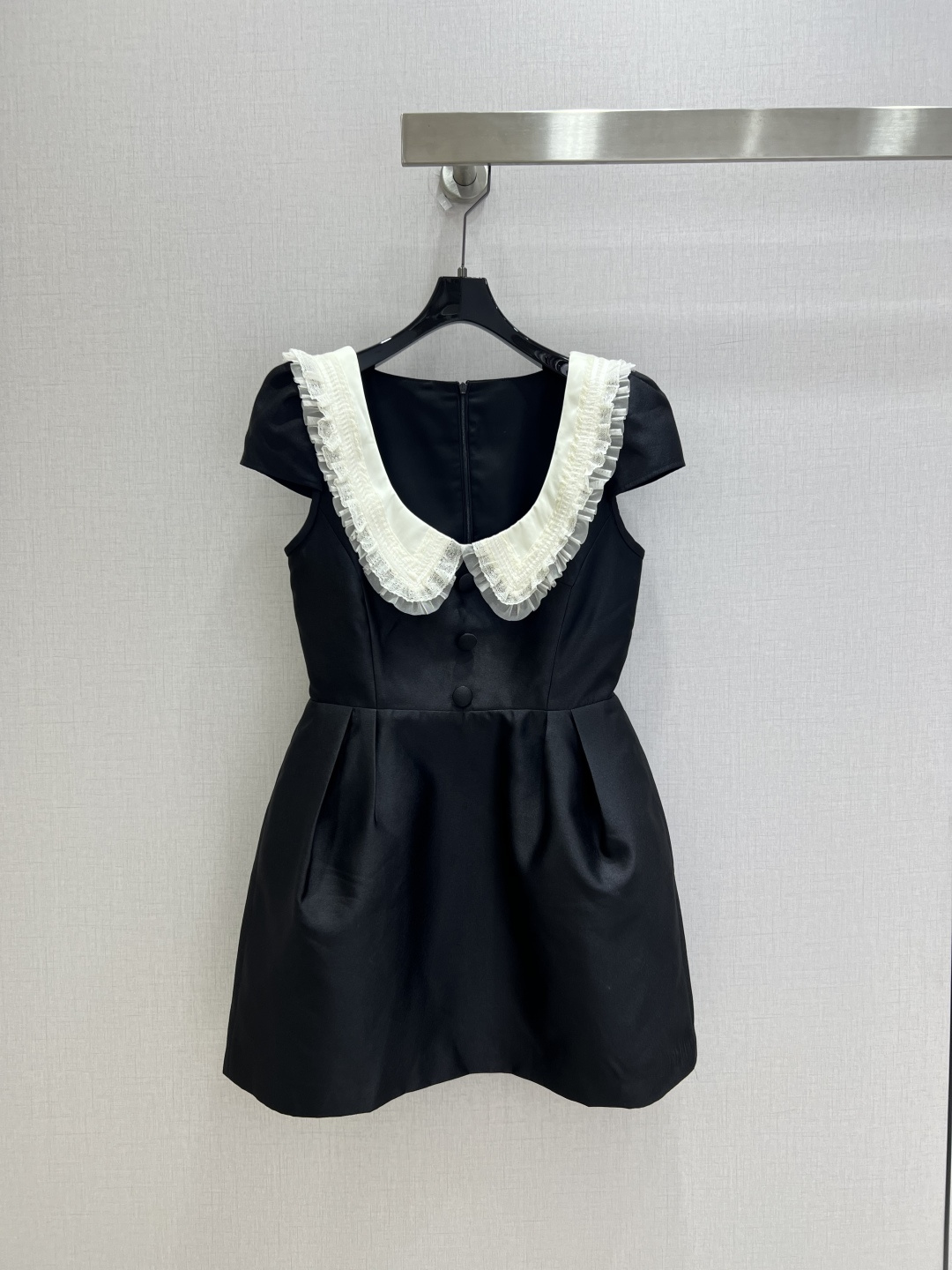NO:930902,Highly recommended 26 spring and summer new style lace doll collar dress Rich family daughter lace doll collar waist short dress Double-layer lace large U-shaped doll collar design softly modifies the shoulder and neck lines It has a sweet and girly feel High-waisted waist version makes the upper body slimmer Comes with delicate and soft satin fabric that feels smooth and shiny Sweet and elegant taking into account two colors SML code High quality,,skirts,19860909强烈推荐 26春夏新款 蕾丝娃娃领连衣裙 富家千金蕾丝娃娃领收腰短款连衣裙 双层花边大U型娃娃领设计柔和修饰肩颈线条 自带清甜少女感 高腰收腰版型上身巨显瘦 自带细腻柔光缎面面料触感顺滑有光泽 甜美优雅兼顾两个色 SML码 高品质,,skirts,,Women's clothing