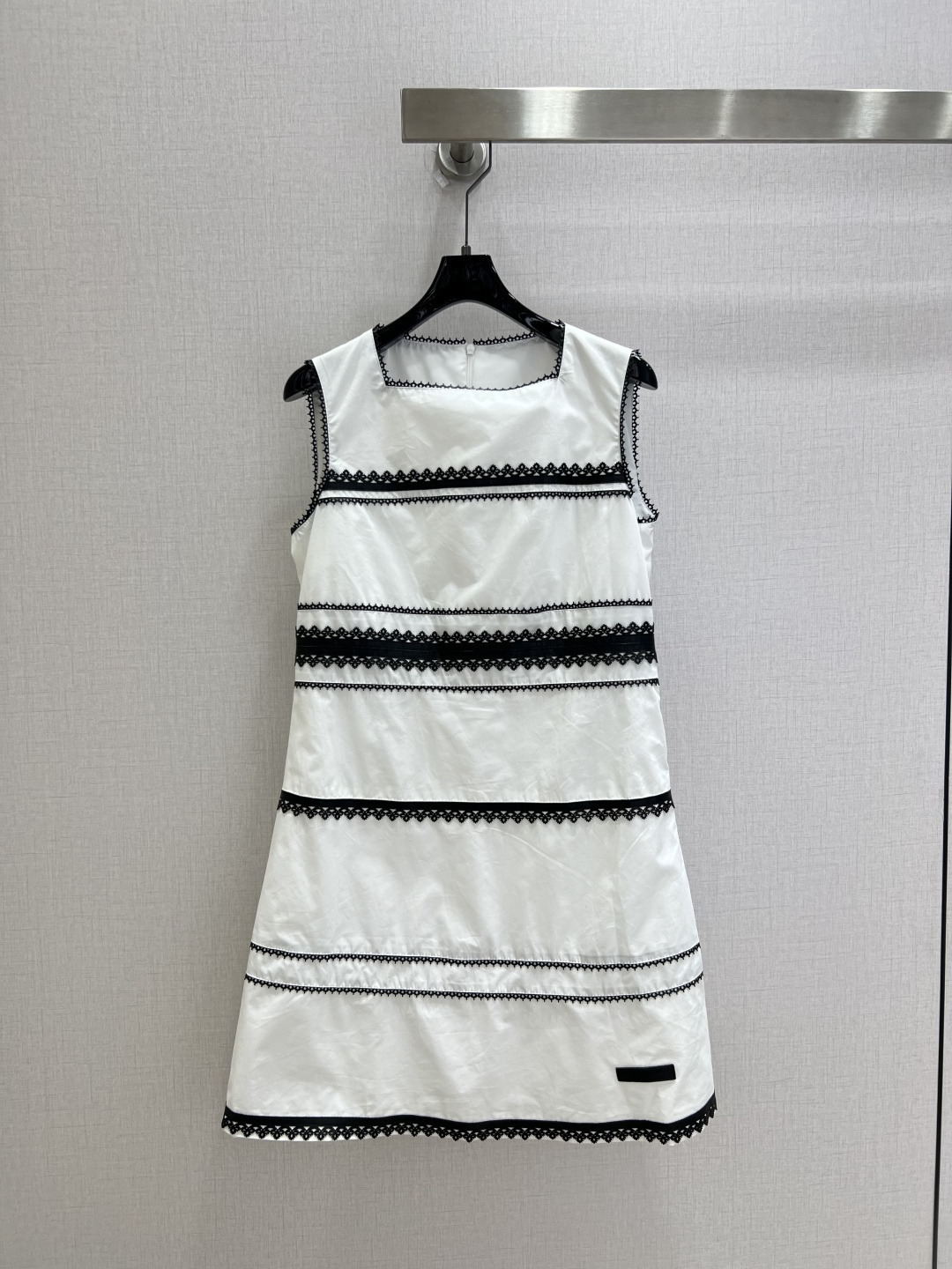 NO:929056,Highly recommended 26 spring and summer new style lace patchwork sleeveless dress. Square neck sleeveless design. The body is layered with black hollow lace webbing. The black and white contrasting colors are classic and eye-catching. The zipper on the back neck is easy to put on and take off. The hem is decorated with lace of the same color. Simple and exquisite. Suitable for daily commuting and dating. One color SMLXL code. High quality,,skirts,19860909强烈推荐 26春夏新款 拼蕾丝花边无袖连衣裙 方领无袖设计 衣身分层拼接黑色镂空蕾丝织带 黑白撞色经典耐看 后领拉链穿脱便捷 下摆点缀同色系蕾丝花边 简约又精致 日常通勤、约会都适配 一个色 SMLXL码 高品质,,skirts,,Women's clothing