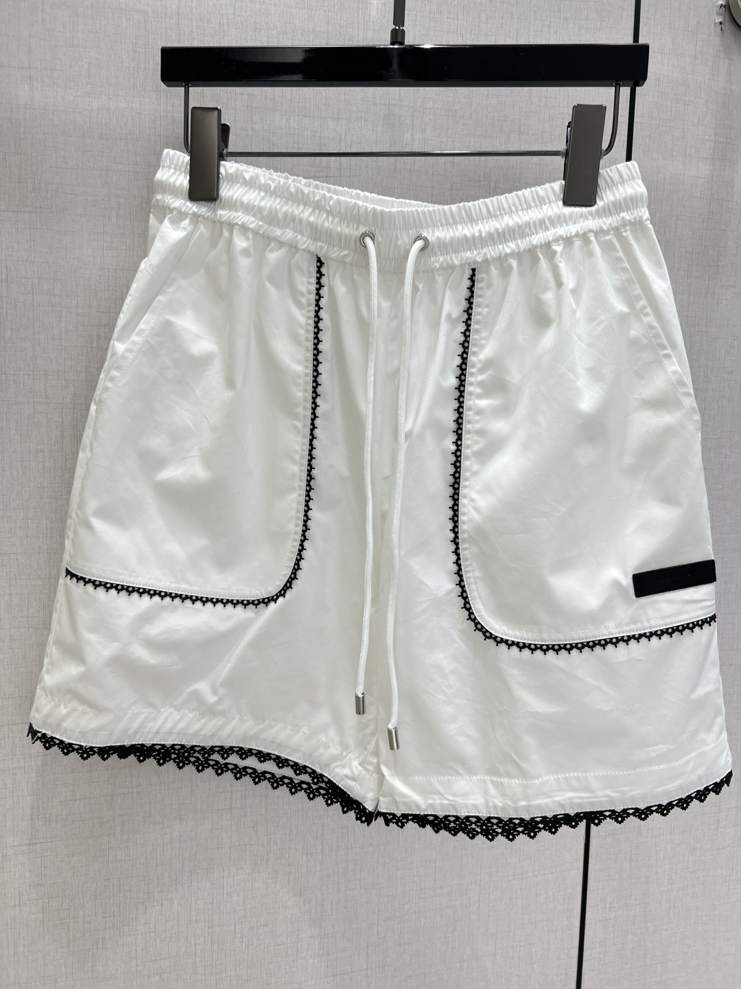 NO:929134,Highly recommended for spring and summer 26. Lace-trimmed sleeveless top and lace drawstring shorts. Separate batches. Top with square collar and sleeveless design. The whole body is matched with black hollow lace ribbons and layered splicing. The hem is cut with lotus leaves. The back collar has an invisible zipper. The shorts have an elastic drawstring waist and the large side pockets are also spliced ​​with the same style of lace. Wearing a complete set eliminates the worry of matching. Refined and casual. One color. SMLXL code. High quality, skirts, shorts,19860909强烈推荐 26春夏新款 拼蕾丝花边无袖上衣拼蕾丝抽绳短裤 分开批 上衣方领无袖设计 全身搭配黑色镂空蕾丝织带分层拼接 下摆荷叶裙摆剪裁 后领隐形拉链；短裤采用松紧抽绳腰头,侧边大口袋同样拼接同款蕾丝 成套穿搭省去搭配烦恼 精致又休闲 一个色 SMLXL码 高品质,,skirts,shorts,,Women's clothing