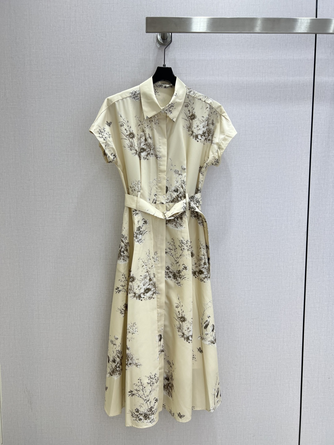 NO:930964,Highly recommended 26 spring and summer new printed belt lapel short-sleeved dress, classic design, the upper body is exquisite and capable, and it can be matched with ease!  The customized imported fabrics are crisp and stylish, with a full sense of high-end. Full of texture and fashionable, it is recommended to buy!  The quality of workmanship depends on the details. One color SML code. High quality, skirts, T-shirts,19860909强烈推荐 26春夏新款 印花腰带翻领短袖连衣裙 经典款设计 上身精致又干练得体,搭配起来随心应手！定制的进口面料挺括有型 满满的高级感.质感十足,时尚潮流 ,推荐入手！ 做工品质看细节 一个色 SML码 高品质,,skirts,T-shirt,,Women's clothing