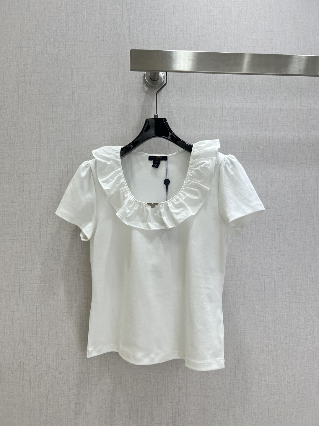 NO:930942,Highly recommended 26 spring and summer new style metallic lotus leaf collar short-sleeved top. It is very dense and feels great. It is a really hard-working one!  !  Perfect details, regular fit!  The upper body is not picky at all, simple and elegant, instantly enhances your temperament, popular recommendation, two colors, SML code, high quality, T-shirt,19860909强烈推荐 26春夏新款 金属荷叶领短袖上衣 密度很高手感超好 真的费劲心血的一款！！细节完美 常规版型！上身完全不挑人简单大方 瞬间提升气质 爆款推荐,两个色 SML码 高品质,,T-shirt,,Women's clothing