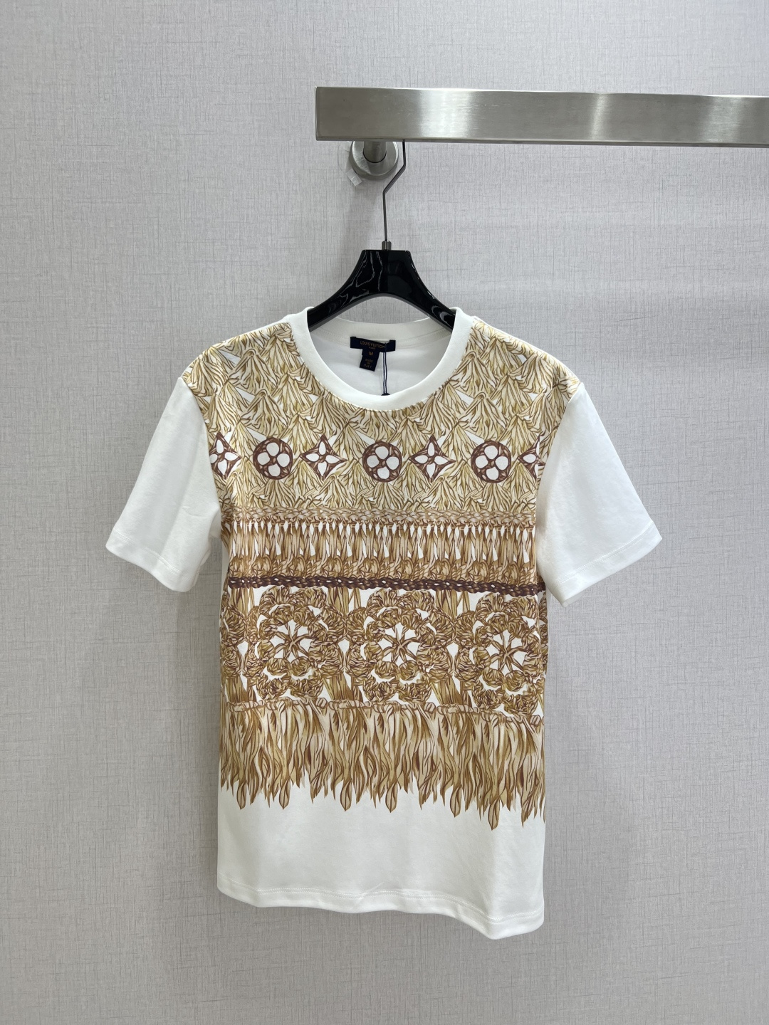 NO:930923,Highly recommended 26 spring and summer new short-sleeved T-shirt with woven flower print on the front. It is very dense and feels great. It is a really hard-working one!  !  Perfect details, regular fit!  The upper body is not picky at all, simple and generous, instantly enhances the temperament, popular recommendation, one color SML code, high quality, T-shirt, tees, t-shirt,19860909强烈推荐 26春夏新款 前片编织花印花短袖T恤 密度很高手感超好 真的费劲心血的一款！！细节完美 常规版型！上身完全不挑人简单大方 瞬间提升气质 爆款推荐,一个色 SML码 高品质,,T-shirt,tees，t-shirt,,Women's clothing