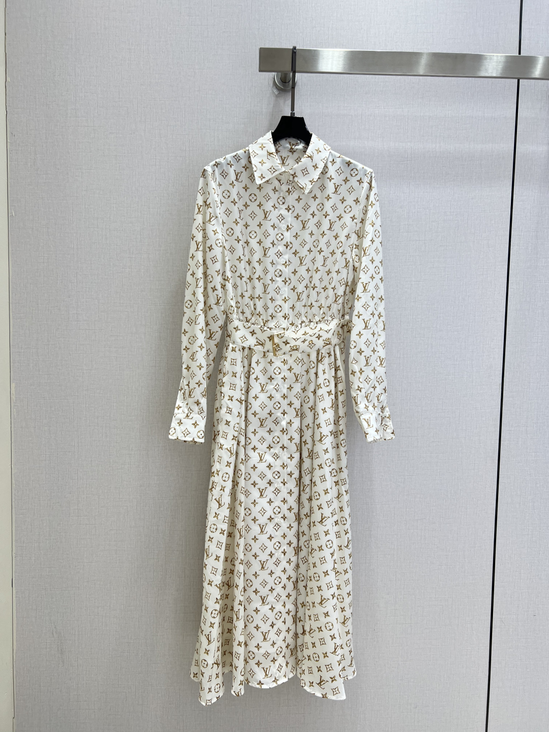 NO:927711,Highly recommended for the spring and summer of 26. Presbyopic belt shirt dress. Permeable printing. The whole body adopts the classic lapel shirt style. The whole body is printed with golden presbyopic logo. Matching original belt of the same color to tighten the waistline. Easily optimize the body proportions. Long full skirt. The fabric drape smoothly. The long-sleeved design takes into account commuting and daily life. Light luxury and high-end. Mature temperament. One color SMLXL code. High quality, skirts, shirts,19860909强烈推荐 26春夏新款 老花腰带衬衫式连衣裙 渗透印花 整体采用经典翻领衬衫版型 通体满印金色老花标识 配套原装同色系腰带收束腰线 轻松优化身材比例 长款大摆裙摆 面料垂坠顺滑 长袖设计兼顾通勤与日常 轻奢高级 成熟气质拉满 一个色 SMLXL码 高品质,,skirts,shirts,,Women's clothing