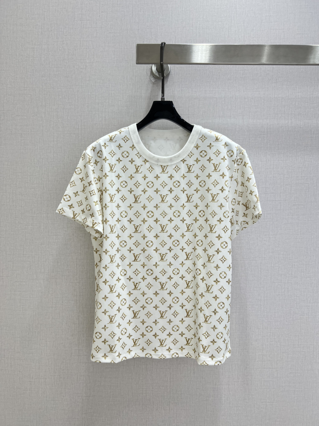 NO:927831,Highly recommended 26 spring and summer new style Presbyopia short-sleeved T-shirt. Selected high-count breathable cotton material. Soft and skin-friendly. Pure white background with all-over golden Presbyopia printed all over. Classic logos evenly arranged. Basic round neck style. Moderately loose fit. Not tight. Simple and low-key. Light luxury for daily use. One color. SML code. High quality, T-shirt, tees, t-shirt,19860909强烈推荐 26春夏新款 老花短袖T恤 精选高支透气棉料 触感柔软亲肤 纯白色底色搭配通体金色老花满印 经典标识均匀排布 基础圆领版型 合身适度宽松 不紧绷 简约低调 轻奢日常 一个色 SML码 高品质,,T-shirt,tees，t-shirt,,Women's clothing