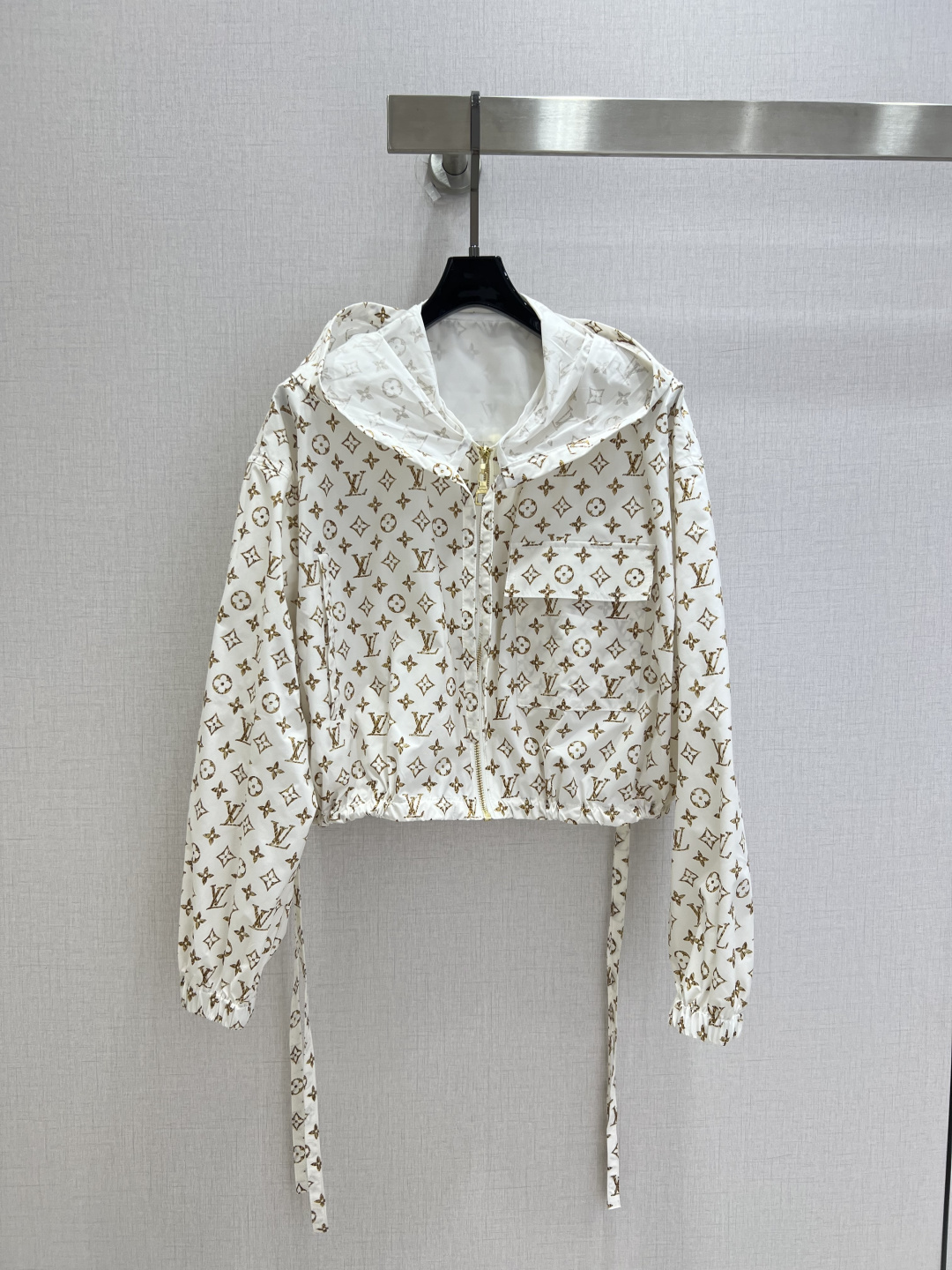 NO:927852,Highly recommended for spring and summer 26. Presbyopic hooded drawstring jacket. Permeable printing. Selected light and smooth anti-wrinkle fabric. The background color is clean and pure white. The body is printed with golden presbyopic logo. Hood + half-open zipper design. Adjustable drawstring at the hem to create a short waist-revealing version. Loose off-shoulder sleeves. Casual and light luxury. It looks great with jeans and skirts every day. It has both sun protection and daily wear attributes. One color SMLXL code  High quality,,skirts,jeans,jackets & coats,hats,19860909强烈推荐 26春夏新款 老花连帽抽绳外套 渗透印花 甄选轻盈顺滑的抗皱面料 底色为干净纯白色 衣身满印金色老花标识 连帽+半开拉链设计 下摆可调节抽绳打造短款露腰版型 宽松落肩袖型 休闲轻奢 日常搭配牛仔裤、半身裙都很出片 兼具防晒和日常穿搭属性 一个色 SMLXL码 高品质,,skirts,jeans,jackets & coats,hats,,Women's clothing