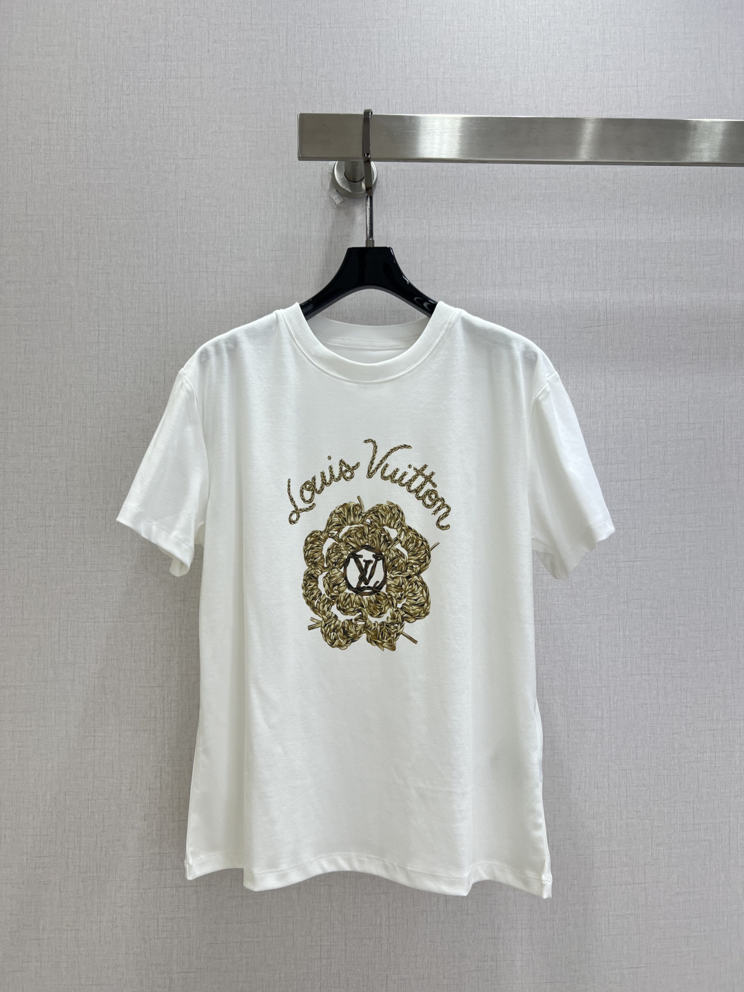 NO:927810,Highly recommended for spring and summer 26. Straw camellia printed short-sleeved T-shirt. Selected high-count breathable cotton material. Delicate and skin-friendly. Pure white base color. Simulated straw texture printing on the front. Camellia shape with handwritten brand letters. LV logo embedded in the center. Retro and gentle. One color SML code. High quality, Louis Vuitton, espadrilles, T-shirt, tees, t-shirt,19860909强烈推荐 26春夏新款 草编山茶花印花短袖T恤 甄选高支透气棉料 触感细腻亲肤 纯白色基础底色 前胸采用仿真草编质感印花 山茶花造型搭配手写品牌字母 中心嵌入LV标 复古温柔 一个色 SML码 高品质,,louis vuitton,espadrilles,T-shirt,tees，t-shirt,,Women's clothing