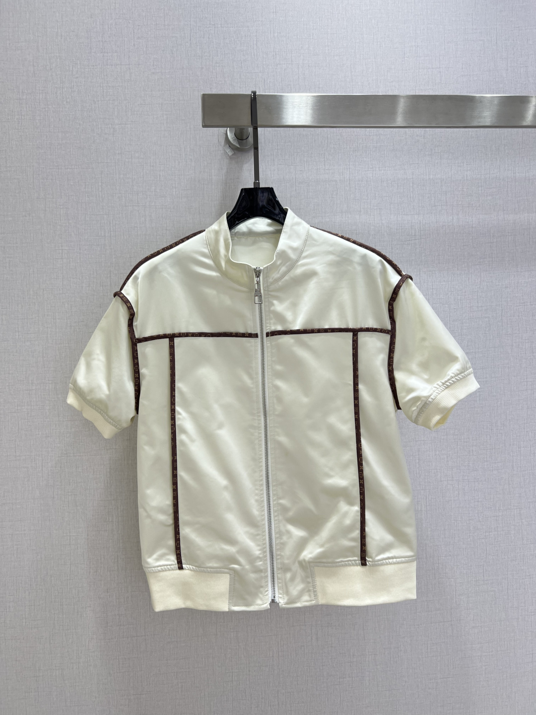 NO:927788,Highly recommended for spring and summer 26. Contrast color stitched stand-up collar short-sleeved top. Made of draped and anti-wrinkle custom fabric. Off-white background with dark brown stitched stripes. Clean geometric segmentation design. Stand-up collar with full-length zipper design. Short-sleeved version. Ribbed hem. Short cut to optimize waistline. Loose off-shoulder version. It combines light luxury and high-end sense with casual everyday feel. Suitable for commuting and leisure. One color, SMLXL code. High quality, T-shirt.19860909强烈推荐 26春夏新款 撞色辑线立领短袖上衣 采用垂顺抗皱的定制面料 米白底色搭配深棕色辑线条纹 利落的几何分割设计 立领搭配全长拉链设计 短袖版型 下摆罗纹收束 短款剪裁优化腰线 宽松落肩版型 兼具轻奢高级感与休闲日常感 通勤休闲都适配 一个色 SMLXL码 高品质,,T-shirt,,Women's clothing
