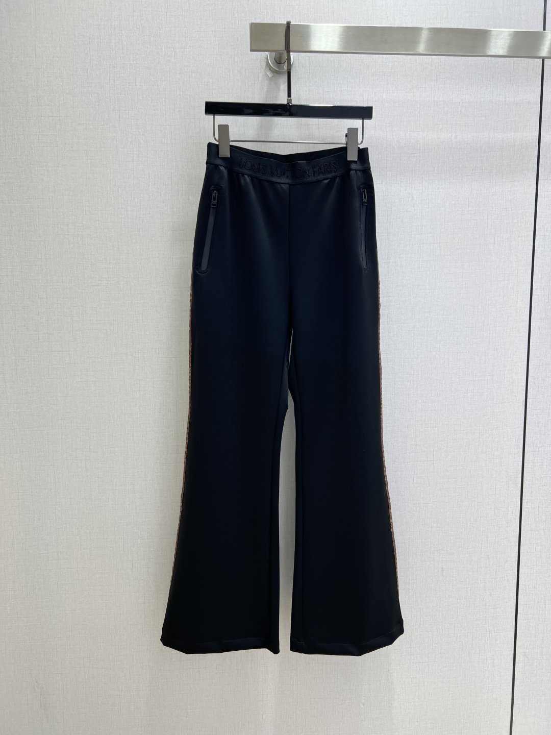 NO:927710,Highly recommended 26 spring and summer new style Web zipper boot trousers. Selected high-draping breathable knitted fabric. Stiff and anti-wrinkle, not easy to stick to the legs. High-waisted elastic waistband with brand dark pattern logo. Double zipper pockets combine practicality and design. Classic boot-cut trousers. Modify the calf line and lengthen the leg proportions. Two colors. SMLXL code. High quality.19860909强烈推荐 26春夏新款 织带拉链微喇长裤 精选高垂感透气针织面料 挺括抗皱不易贴腿 高腰弹力腰头印有品牌暗纹logo 双拉链口袋兼具实用性与设计感 经典微喇裤型 修饰小腿线条 拉长腿部比例 两个色 SMLXL码 高品质,,,Women's clothing