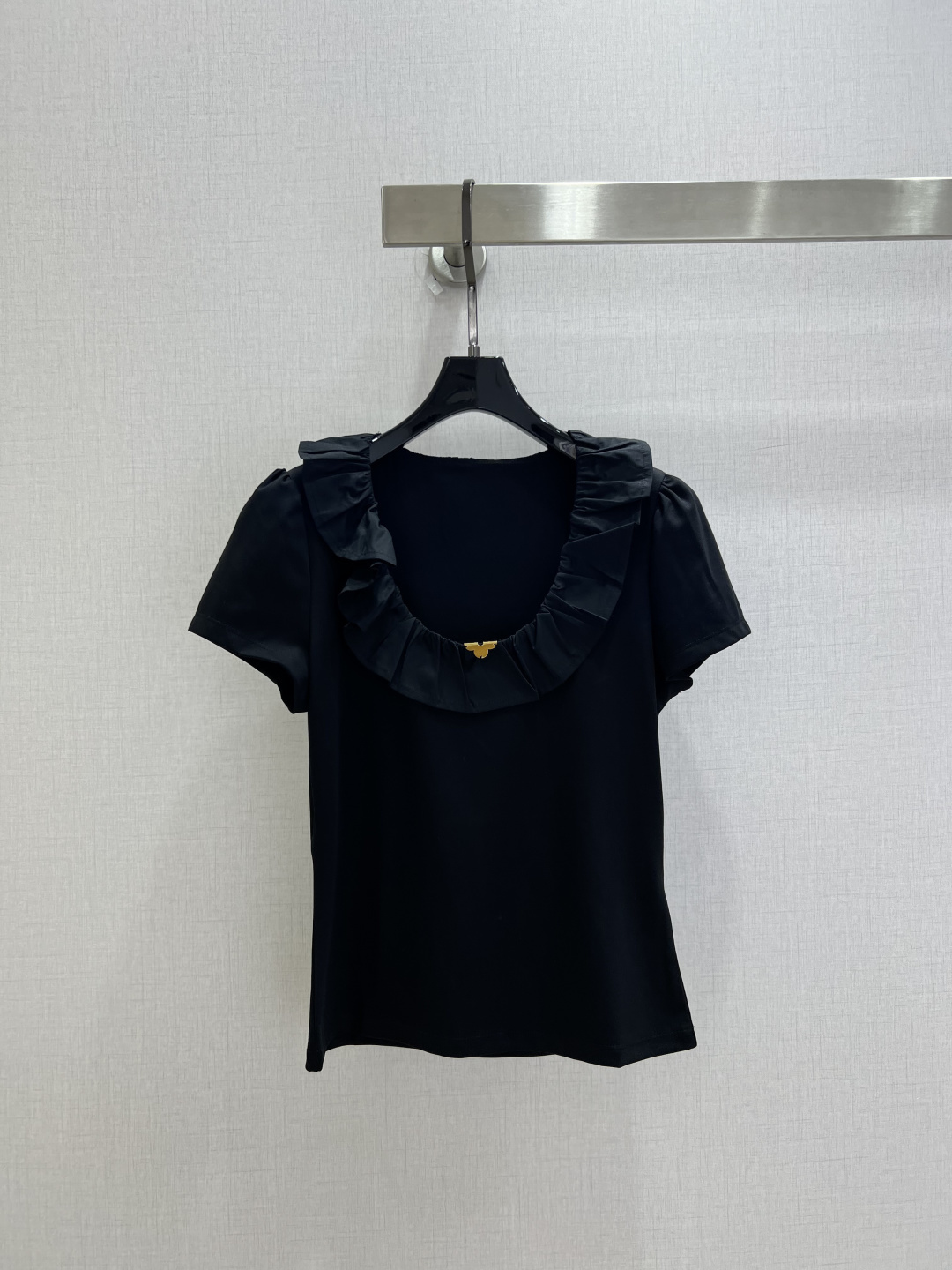 NO:927698,Highly recommended 26 spring and summer new style. Slim-fitting short-sleeved T-shirt with lotus leaf collar. Selection of high-elastic soft and waxy skin-friendly fabrics. Full elasticity to fit the body shape. Large U-shaped neckline with a circle of fungus ruffles. LV metal logo is embellished in the center of the neckline. Exquisite and compact. Two colors SML code. High quality, Louis vuitton, T-shirt, tees, t-shirt,19860909强烈推荐 26春夏新款 荷叶领修身短袖T恤 甄选高弹软糯的亲肤面料 弹力十足贴合身形 大U型领口搭配一圈木耳边荷叶褶皱 领口中央点缀LV金属标识 精致小巧 两个色 SML码 高品质,,louis vuitton,T-shirt,tees，t-shirt,,Women's clothing