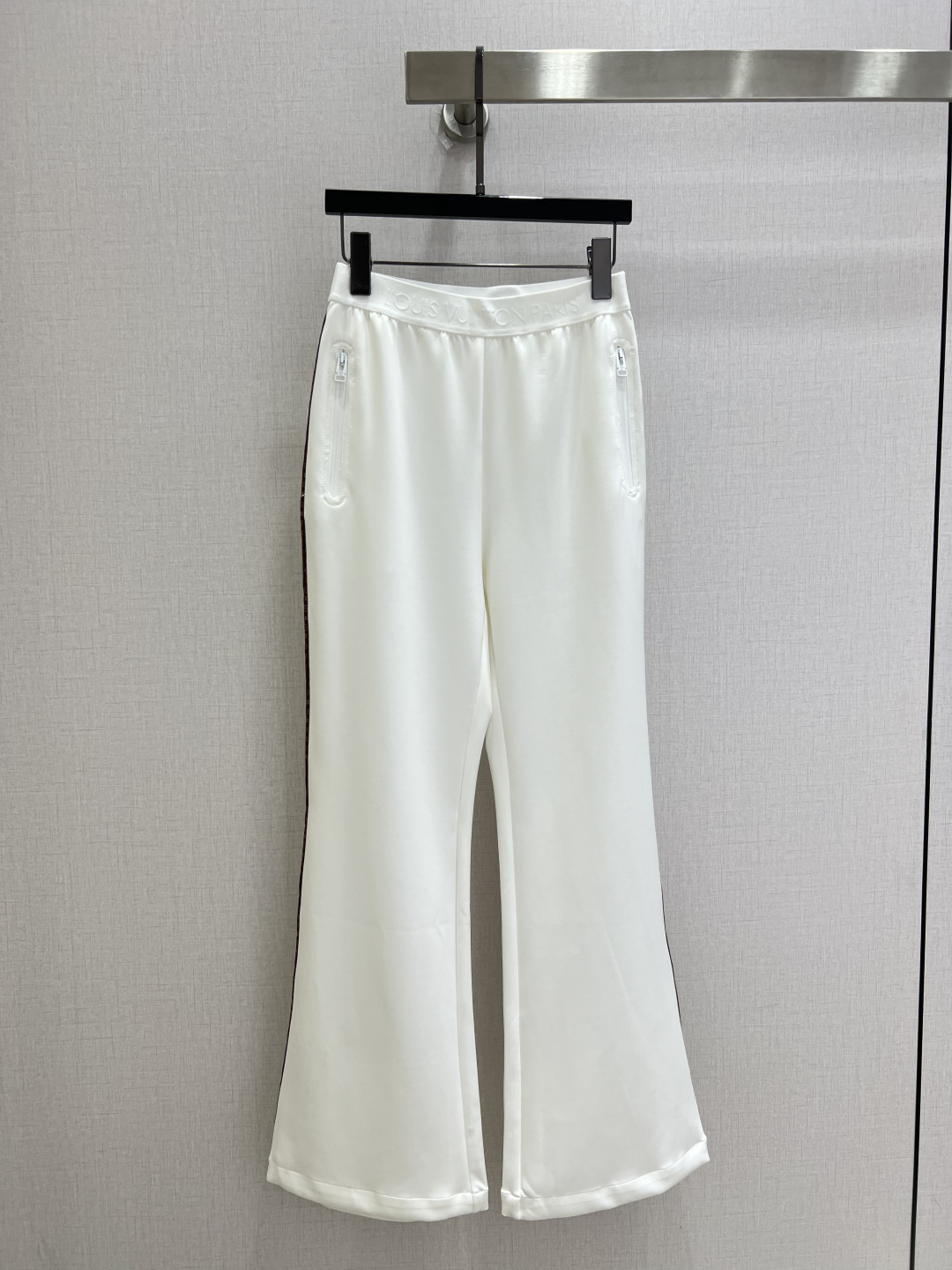 NO:927689,Highly recommended 26 spring and summer new style Web zipper boot trousers. Selected high-draping breathable knitted fabric. Stiff and anti-wrinkle, not easy to stick to the legs. High-waisted elastic waistband with brand dark pattern logo. Double zipper pockets combine practicality and design. Classic boot-cut trousers. Modify the calf line and lengthen the leg proportions. Two colors. SMLXL code. High quality.19860909强烈推荐 26春夏新款 织带拉链微喇长裤 精选高垂感透气针织面料 挺括抗皱不易贴腿 高腰弹力腰头印有品牌暗纹logo 双拉链口袋兼具实用性与设计感 经典微喇裤型 修饰小腿线条 拉长腿部比例 两个色 SMLXL码 高品质,,,Women's clothing
