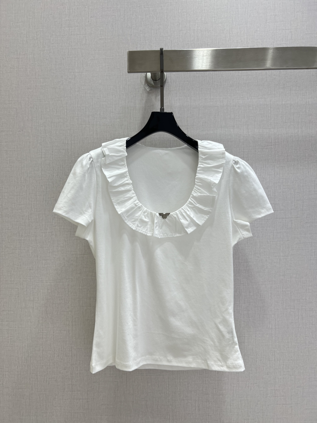NO:927671,Highly recommended 26 spring and summer new style. Slim-fitting short-sleeved T-shirt with lotus leaf collar. Selection of high-elastic soft and waxy skin-friendly fabrics. Full elasticity to fit the body shape. Large U-shaped neckline with a circle of fungus ruffles. LV metal logo is embellished in the center of the neckline. Exquisite and compact. Two colors SML code. High quality, Louis vuitton, T-shirt, tees, t-shirt,19860909强烈推荐 26春夏新款 荷叶领修身短袖T恤 甄选高弹软糯的亲肤面料 弹力十足贴合身形 大U型领口搭配一圈木耳边荷叶褶皱 领口中央点缀LV金属标识 精致小巧 两个色 SML码 高品质,,louis vuitton,T-shirt,tees，t-shirt,,Women's clothing