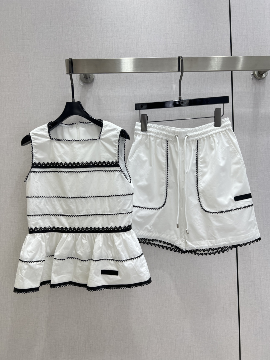NO:929114,Highly recommended 26 spring and summer new styles. Lace-trimmed sleeveless top and lace drawstring shorts. Separate batches. Top with square collar and sleeveless design. The whole body is matched with black hollow lace ribbons and layered splicing. The hem is cut with lotus leaves. Invisible zipper at the back neck; the shorts are made of elastic drawstring waist and the large side pockets are also spliced ​​with the same style of lace. Wearing a complete set eliminates the worry of matching. Refined and casual. One color. SMLXL code. High-quality tops, skirts, shorts,19860909强烈推荐 26春夏新款 拼蕾丝花边无袖上衣拼蕾丝抽绳短裤 分开批 上衣方领无袖设计 全身搭配黑色镂空蕾丝织带分层拼接 下摆荷叶裙摆剪裁 后领隐形拉链；短裤采用松紧抽绳腰头,侧边大口袋同样拼接同款蕾丝 成套穿搭省去搭配烦恼 精致又休闲 一个色 SMLXL码 高品质上衣,,skirts,shorts,,Women's clothing