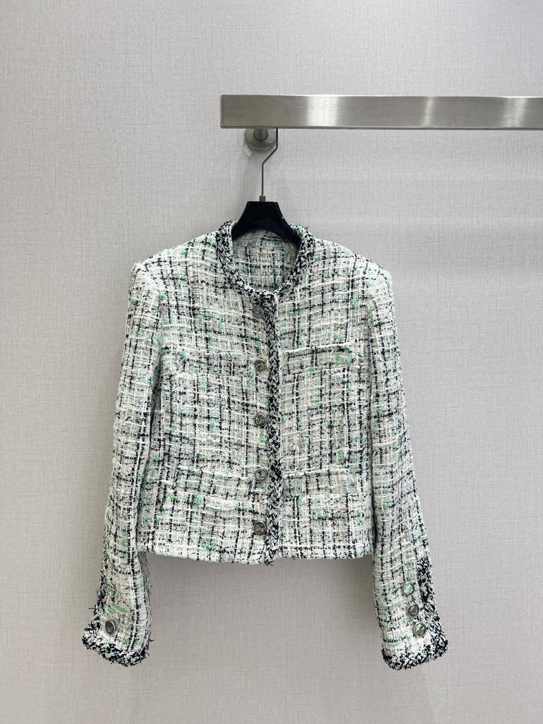 NO:932333,Highly recommended for early autumn 26, the tweed-edged jacket perfectly interprets the fresh spring style. White, mint green and black interweaved plaid pattern. Hand-made hair piping surrounds the collar, placket and cuffs. The rounded collarless version softens the face. It is matched with the same color glazed metal buttons. The short cut raises the waistline and easily creates a 37-point body proportion. The double-pocket design combines decoration and practicality. The tweed fabric is thick and crisp.  The fresh mint tone neutralizes the heavyness of tweed, less mature and more girlish, one color, SML code, high quality, jackets & coats,19860909强烈推荐 26早秋新款 粗花呢捆边外套 把春日清新格调完美诠释 白、薄荷绿与黑交织编织格纹 手工毛须滚边环绕领口 门襟与袖口 圆润无领版型柔和衬脸型 搭配同色系琉璃质感金属纽扣 短款剪裁拉高腰线 轻松打造三七分身材比例 双口袋设计兼顾装饰与实用性 粗花呢面料厚实挺括 清新薄荷调中和粗花呢的厚重 少了成熟老气 多了灵动少女感 一个色 SML码 高品质,,jackets & coats,,Women's clothing