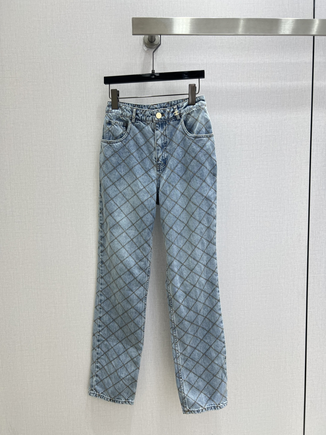 NO:932325,Highly recommended 26 spring and summer new style, diamond-shaped denim trousers with small feet, diamond-shaped plaid jacquard decoration, great pants shape, versatile item, one color, SML code, high quality,,19860909强烈推荐 26春夏新款 菱格小脚牛仔长裤 菱形格纹提花装饰 裤型超赞,百搭单品 一个色 SML码 高品质,,,Women's clothing