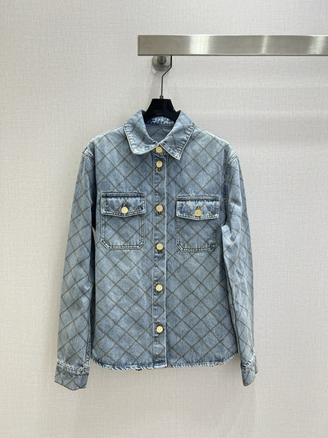 NO:932317,Highly recommended 26 spring and summer new style diamond pocket denim shirt, lapel double pocket shirt jacket, diamond plaid jacquard decoration, super correct version, casual style, one color SML code, high quality, jackets & coats, shirts,19860909强烈推荐 26春夏新款 菱格口袋牛仔衬衫 翻领双口袋衬衫外套 菱形格纹提花装饰 版型超正 休闲款 一个色 SML码 高品质,,jackets & coats,shirts,,Women's clothing