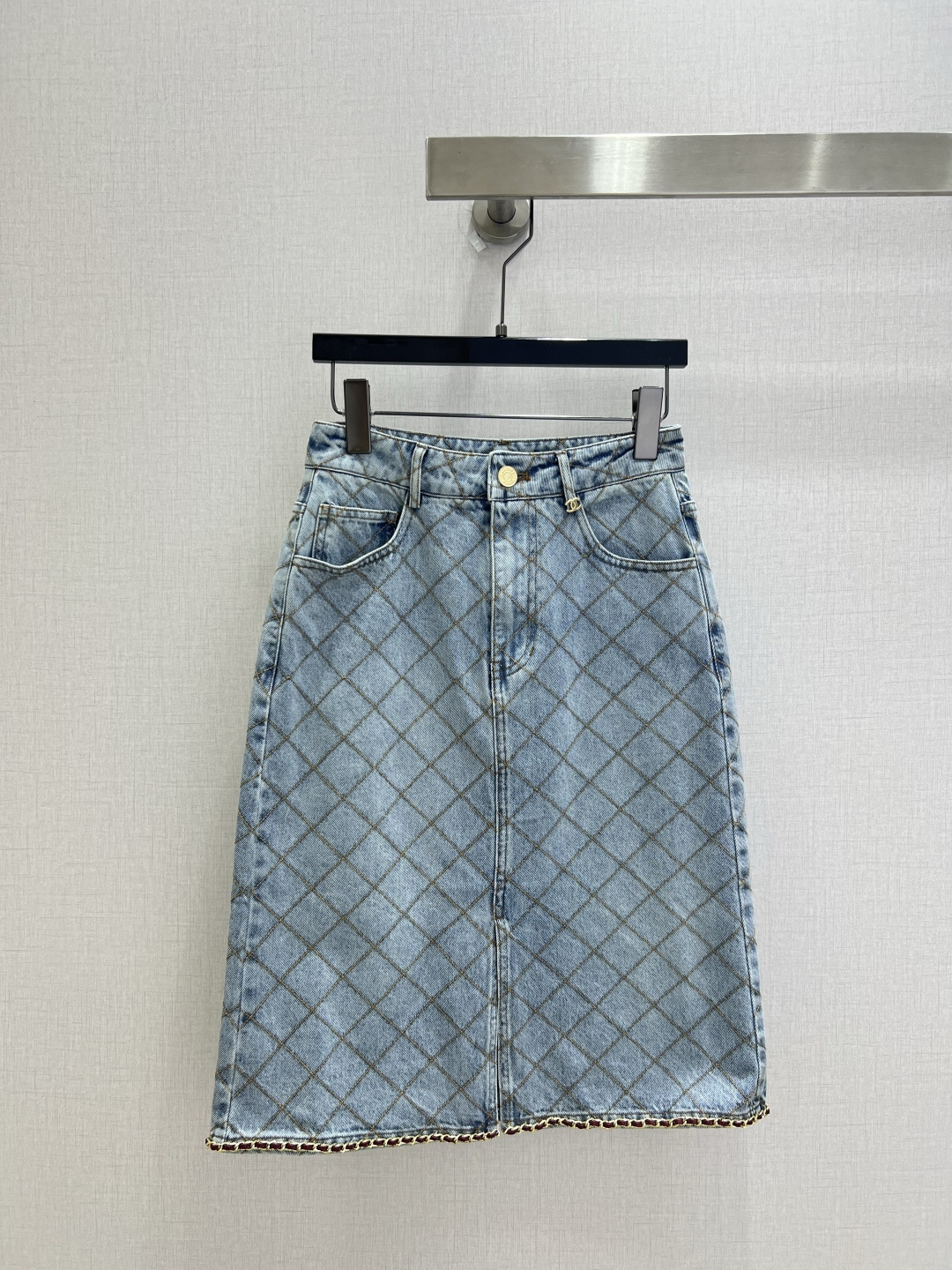 NO:932309,Highly recommended 26 spring and summer new style diamond denim skirt. Skirt chain adds design. Diamond plaid jacquard decoration. Center front slit. Temperament style. One color. SML code. High quality, skirts.19860909强烈推荐 26春夏新款 菱格牛仔半裙 裙摆链条增加设计感 菱形格纹提花装饰 前中开叉 气质款 一个色 SML码 高品质,,skirts,,Women's clothing