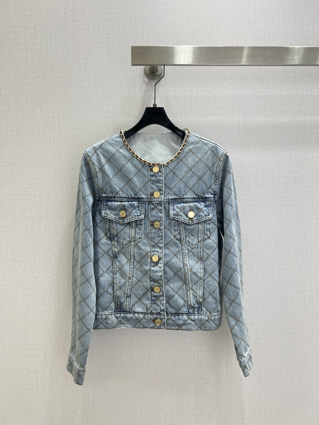 NO:932294,Highly recommended for 26 spring and summer new styles. Diamond double pocket round neck denim jacket. Round neck lace collar double pocket jacket. Chain decoration on the collar adds a sense of design. Diamond plaid jacquard + metal lettering button decoration. The upper body has a great temperament. One color SML code. High quality,,jackets & coats,jackets & coats,19860909强烈推荐 26春夏新款 菱格双口袋圆领牛仔外套 圆领花边领双口袋夹克外套 领口链条装饰增加设计感 菱形格纹提花+金属刻字扣子装饰 上身气质超赞 一个色 SML码 高品质,,jackets & coats,jackets & coats,,Women's clothing