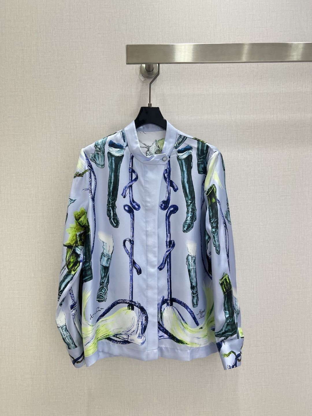 NO:932234,Highly recommended 26 spring and summer new silk twill shirt. 19 mm pure silk twill thick positioning printing on the front and back, fashionable and versatile, fine workmanship. Two colors SMLXL code, high quality, shirts, real silk,19860909强烈推荐 26春夏新款 真丝斜纹绸衬衫.前后片19姆米纯真丝斜纹稠定位印花,时尚百搭款,做工精细.两个色 SMLXL码 高品质,,shirts,real silk,,Women's clothing
