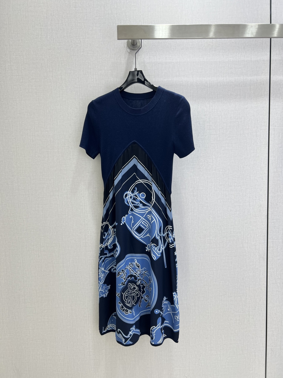 NO:932226,Highly recommended 26 spring and summer new style silk printed short-sleeved dress, hand-painted book collection series printing, silk knitted dress. The lower body skirt is 19mm pure silk twill thick positioning printing, triangular positioning hand-cut single piece. The upper body yarn is ultra-fine silk and cotton blended yarn. The knitted part is 16G imported woven, and the entire splicing part is completed by a manual sewing machine, with fine workmanship. One color SMLXL code  High quality,,skirts,T-shirt,real silk,19860909强烈推荐 26春夏新款 真丝印花短袖连衣裙 手绘藏书章系列印花,真丝拼针织连衣裙.下半身裙子19姆米纯真丝斜纹稠定位印花,三角定位手工单件裁剪.上身纱线为超细真丝加棉混纺纱线.针织部分采用16G进口机织,全件拼接部分都为手工缝盘机完成,做工精细 一个色 SMLXL码 高品质,,skirts,T-shirt,real silk,,Women's clothing