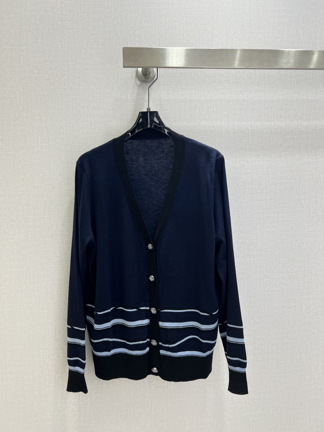 NO:932243,Highly recommended 26 spring and summer new style jacquard knitted cardigan jacket Book Chapter series jacquard knitted cardigan. All imported machine jacquard, material is 16G high count ultra-fine silk wool blend. Book Chapter pattern custom buttons three colors SMLXL code high quality, jackets & coats, real silk,19860909强烈推荐 26春夏新款 提花针织开衫外套 藏书章系列提花针织开衫.全件进口机电脑提花,材质为16G高支超细真丝丝羊毛混纺.藏书章图案定制扣子 三个色 SMLXL码 高品质,,jackets & coats,real silk,,Women's clothing