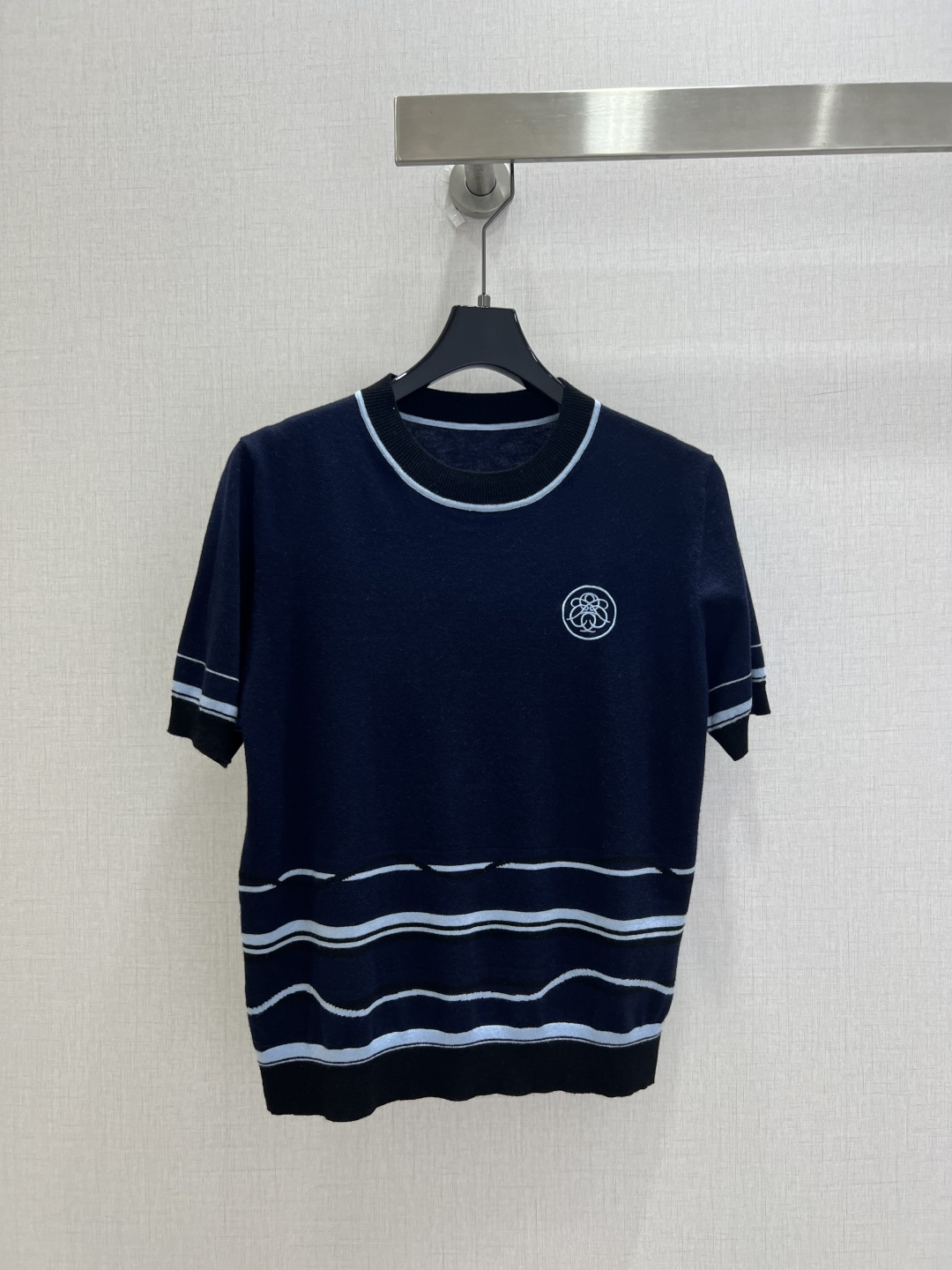 NO:932253,Highly recommended 26 spring and summer new style jacquard knitted short-sleeved tops. Collection of book chapters series jacquard knitted short-sleeved tops. FamilyMart imported machine computerized jacquard material is 16G high count superfine silk wool. Collection of books chapter pattern embroidered, three colors, SMLXL code, high quality,, T-shirt,19860909强烈推荐 26春夏新款 提花针织短袖上衣 藏书章系列提花针织短袖.全家进口机电脑提花材质为16G高支超细丝羊毛.藏书章图案绣花 三个色 SMLXL码 高品质,,T-shirt,,Women's clothing