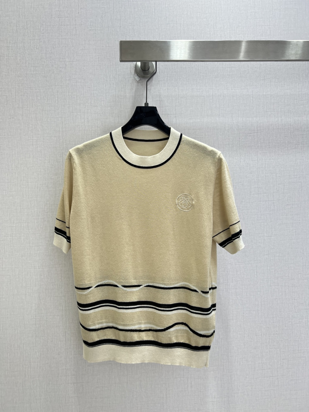 NO:932264,Highly recommended 26 spring and summer new style jacquard knitted short-sleeved tops. Collection of book chapters series jacquard knitted short-sleeved tops. FamilyMart imported machine computerized jacquard material is 16G high count superfine silk wool. Collection of books chapter pattern embroidered, three colors, SMLXL code, high quality,, T-shirt,19860909强烈推荐 26春夏新款 提花针织短袖上衣 藏书章系列提花针织短袖.全家进口机电脑提花材质为16G高支超细丝羊毛.藏书章图案绣花 三个色 SMLXL码 高品质,,T-shirt,,Women's clothing