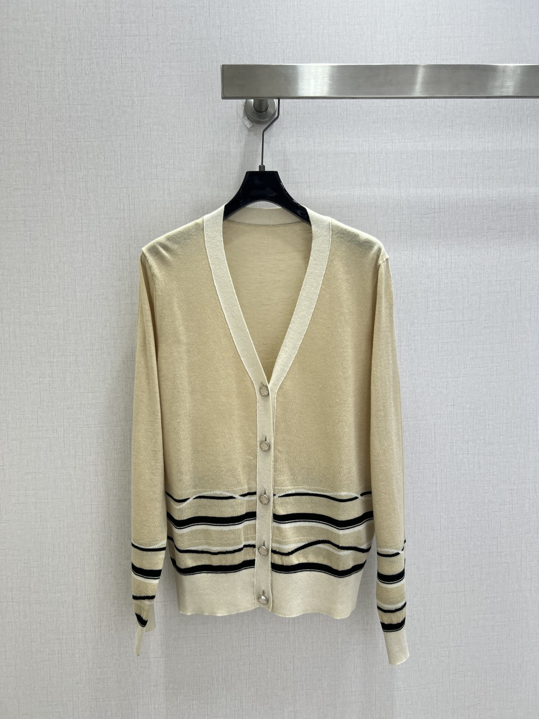 NO:932233,Highly recommended 26 spring and summer new style jacquard knitted cardigan jacket Book Chapter series jacquard knitted cardigan. All imported machine jacquard, material is 16G high count ultra-fine silk wool blend. Book Chapter pattern custom buttons three colors SMLXL code high quality, jackets & coats, real silk,19860909强烈推荐 26春夏新款 提花针织开衫外套 藏书章系列提花针织开衫.全件进口机电脑提花,材质为16G高支超细真丝丝羊毛混纺.藏书章图案定制扣子 三个色 SMLXL码 高品质,,jackets & coats,real silk,,Women's clothing