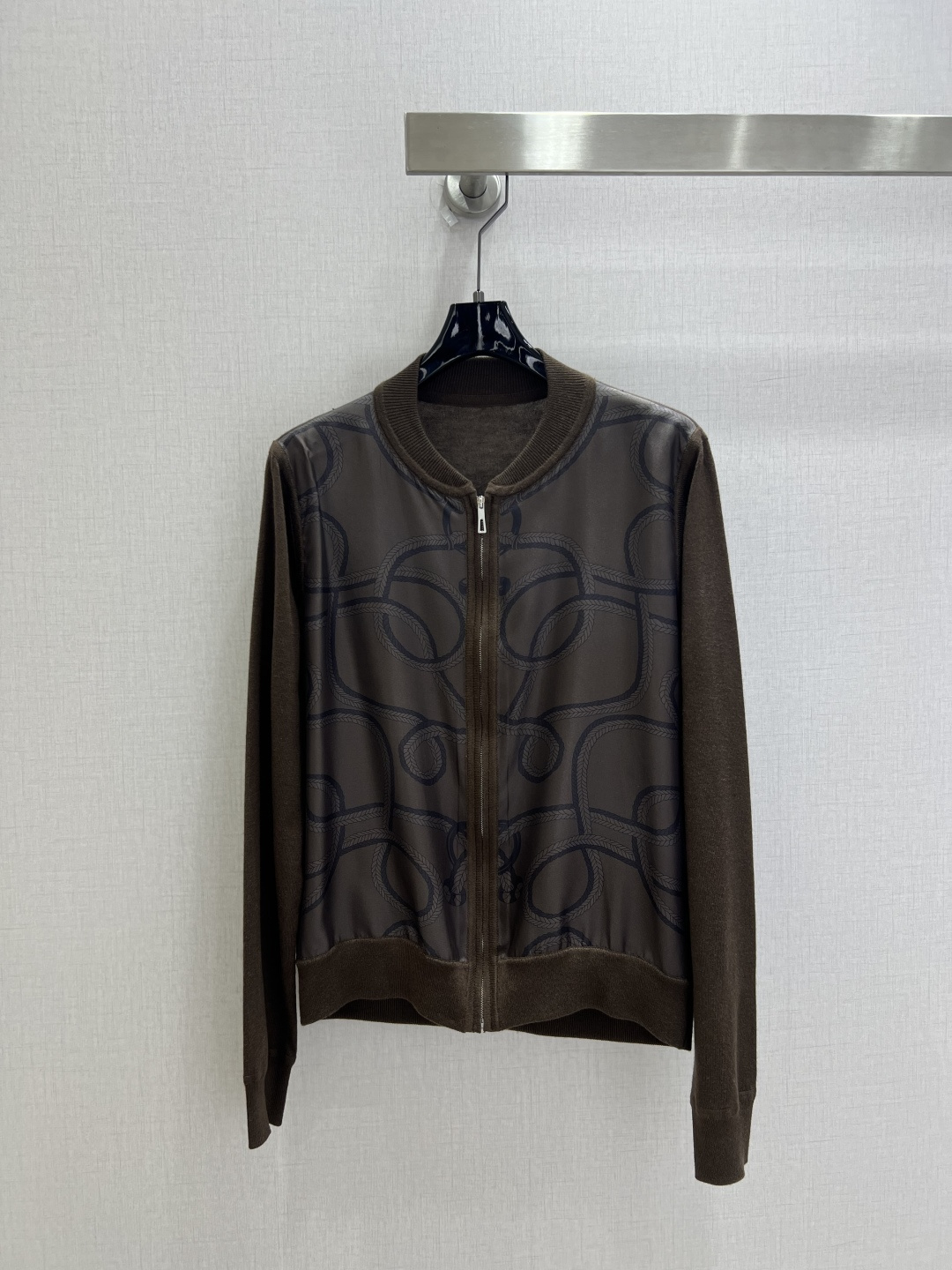 NO:932225,Highly recommended 26 spring and summer new silk printed baseball jacket, classic H family pattern. The front piece is 19 mm silk twill positioning print, and the back piece is knitted with high-weave silk wool. It is comfortable to wear, special hand-sewn plate technology, and all seams are exquisite round and hemmed. Made in the same counter, very high-end, versatile and easy to match. Two colors SMLXL code. High quality, jackets & coats, real silk,19860909强烈推荐 26春夏新款 真丝印花棒球服外套 经典H家图案.前片是19姆米真丝斜纹绸定位印花,后片针织材质为高织真丝羊毛.贴身穿着舒适,特制的手工缝盘工艺,全件接缝都是精致的圆同包边 同专柜做工,很上档次,百搭不挑身 两个色 SMLXL码 高品质,,jackets & coats,real silk,,Women's clothing