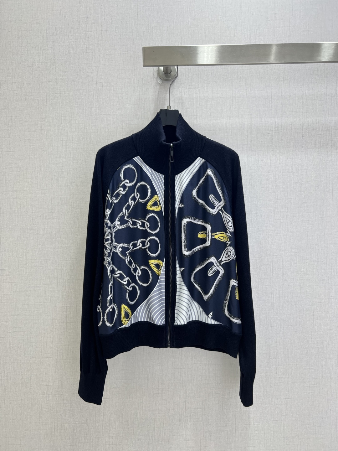 NO:932229,Highly recommended 26 spring and summer new silk printed baseball uniform cardigan jacket, classic H family pattern. The front and back panels are 19mm silk twill positioning print, and the knitted material of the front sleeves is high-woven silk wool. It is comfortable to wear, special hand-sewn plate technology, and all seams are exquisite round and hemmed. Made in the same counter, very high-end, versatile and not to choose. Two colors SMLXL code, high quality, jackets & coats, real silk,19860909强烈推荐 26春夏新款 真丝印花棒球服开衫外套 经典H家图案.前后片是19姆米真丝斜纹绸定位印花,前片袖子针织材质为高织真丝羊毛.贴身穿着舒适,特制的手工缝盘工艺,全件接缝都是精致的圆同包边.同专柜做工,很上档次,百搭不挑身 两个色 SMLXL码 高品质,,jackets & coats,real silk,,Women's clothing