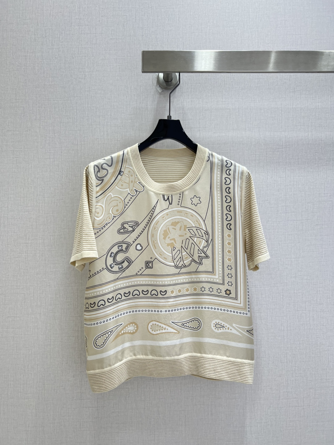 NO:932192,Highly recommended 26 spring and summer new silk and wool short-sleeved tops, the same style as the counter. The front piece is 19mm silk twill with positioning print, and the knitted material of the back sleeves is 85-thread fine mulberry silk and wool blend. The side seams are also hand-sewn plate craftsmanship, and the back piece is made of inter-color craftsmanship, which makes it comfortable to wear close to the body. The special hand-made sewn plate craftsmanship, exquisite round edges, and inter-color splicing are the same as the counter workmanship. It is very high-end. The round-neck pullover is versatile and does not match the body.  Three colors, SMLXLXXL code, high quality, T-shirt, real silk,19860909强烈推荐 26春夏新款 真丝拼羊毛短袖上衣 专柜同款.前片是19姆米真丝斜纹绸定位印花,后片袖子针织材质为85支级细桑蚕丝羊毛混纺.侧缝也是手工缝盘工艺,后片间色工艺,贴身穿着舒适.特制的手工缝盘工艺,精致圆同包边,间色拼接,同专柜做工,很上档次.圆领套头,百搭不挑身 三个色 SMLXLXXL码 高品质,,T-shirt,real silk,,Women's clothing