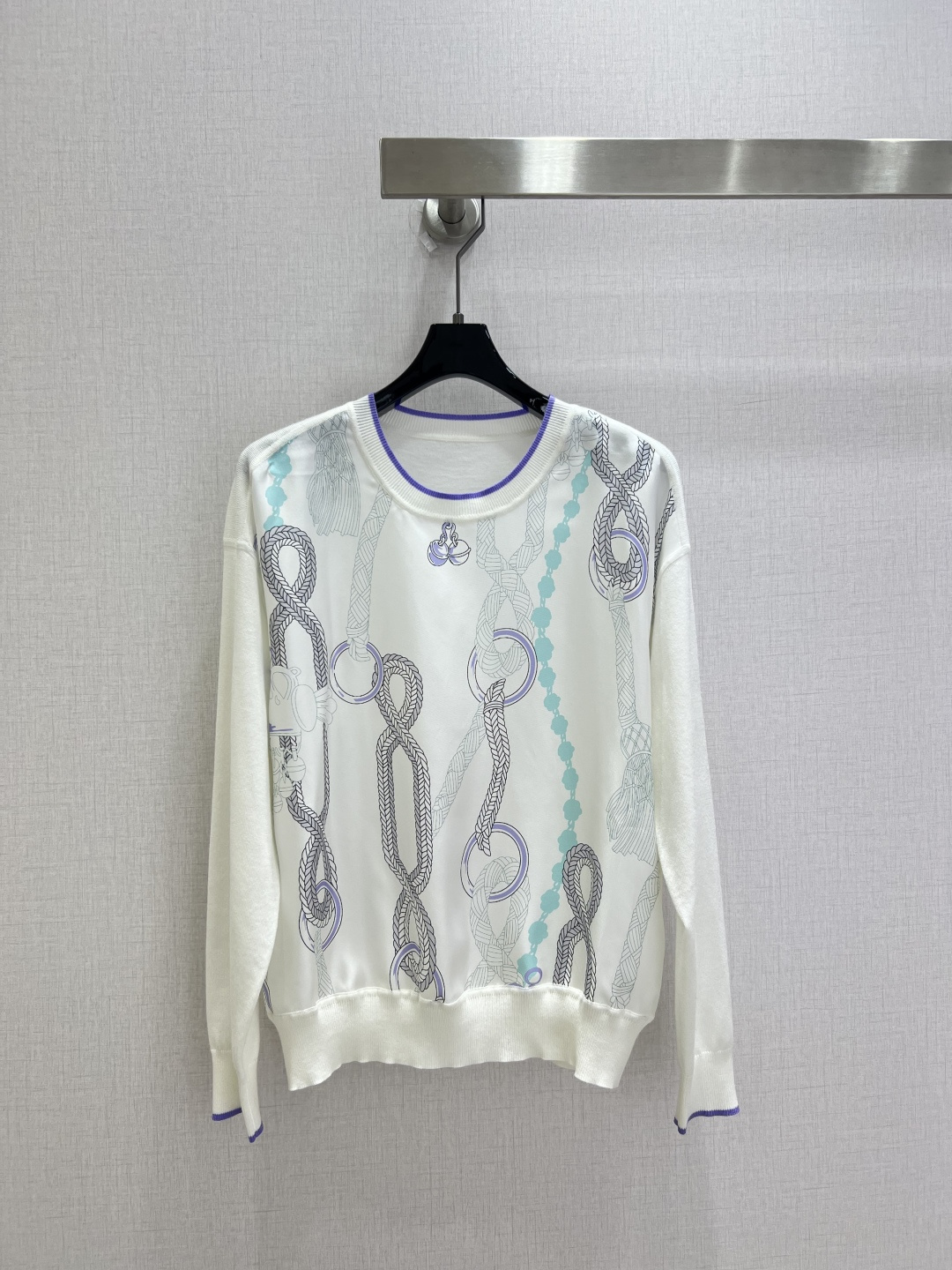 NO:932239,Highly recommended 26 spring and summer new silk and wool long-sleeved tops. The front panel is 19mm silk twill with positioning printing. The knitted yarn on the back is silk and wool blended. It is comfortable and skin-friendly to wear. It is comfortable to wear and skin-friendly. Special hand-made sewing plate technology, all seams are exquisite round and hemmed. Made with the same counter, very high-grade. Round neck drop shoulder pullover style, versatile and not flattering. One color SMLXLXXL code  high quality,,real silk,19860909强烈推荐 26春夏新款 真丝拼羊毛长袖上衣 前幅19姆米真丝斜纹绸定位印花,后片针织纱线为真丝羊毛混纺,贴身穿着舒适亲肤.贴身穿着舒适,亲肤.特制的手工缝盘工艺,全件接缝都是精致的圆同包边.同专柜做工,很上档次.圆领落肩套头款式,百搭不挑身 一个色 SMLXLXXL码 高品质,,real silk,,Women's clothing