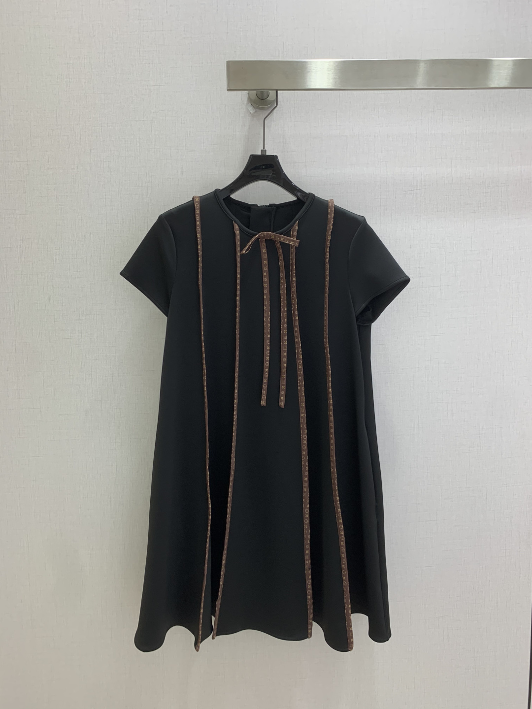 NO:932278,Highly recommended for spring and summer 26. Retro webbing bow short-sleeved dress. Loose A-line baby dress with short cut. The neckline is matched with presbyopic webbing bow. The vertically symmetrical webbing drape is distributed to enhance the recognition of light luxury. The invisible zipper on the back is easy to put on and take off. Suitable for commuting and dating regardless of age. Two colors SMLXL code. High quality, skirts, T-shirt,19860909强烈推荐 26春夏新款 复古织带蝴蝶结短袖连衣裙 宽松A字娃娃裙短款剪裁 领口搭配老花织带蝴蝶结,纵向对称织带垂坠分布,提升轻奢辨识度,后背隐形拉链穿脱便捷 不挑年龄通勤约会皆适配 两个色 SMLXL码 高品质,,skirts,T-shirt,,Women's clothing