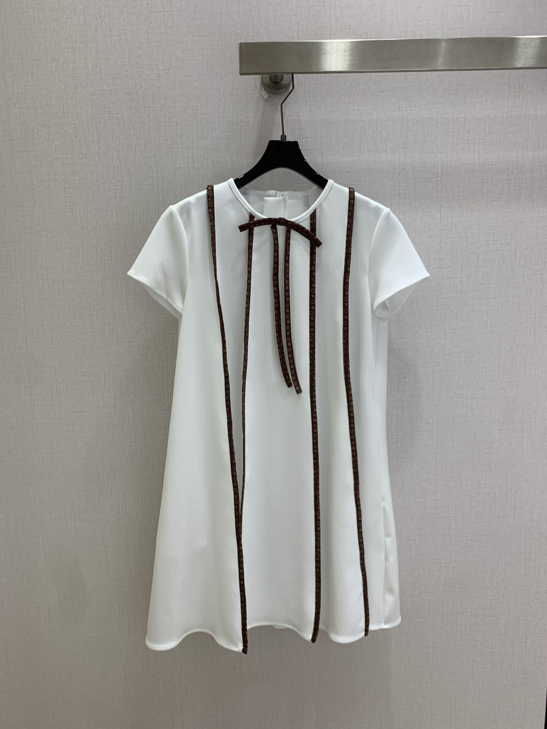 NO:932339,Highly recommended for spring and summer 26. Retro webbing bow short-sleeved dress. Loose A-line baby dress with short cut. The neckline is matched with presbyopic webbing bow. The vertically symmetrical webbing drape is distributed to enhance the recognition of light luxury. The invisible zipper on the back is easy to put on and take off. Suitable for commuting and dating regardless of age. Two colors SMLXL code. High quality, skirts, T-shirt,19860909强烈推荐 26春夏新款 复古织带蝴蝶结短袖连衣裙 宽松A字娃娃裙短款剪裁 领口搭配老花织带蝴蝶结,纵向对称织带垂坠分布,提升轻奢辨识度,后背隐形拉链穿脱便捷 不挑年龄通勤约会皆适配 两个色 SMLXL码 高品质,,skirts,T-shirt,,Women's clothing