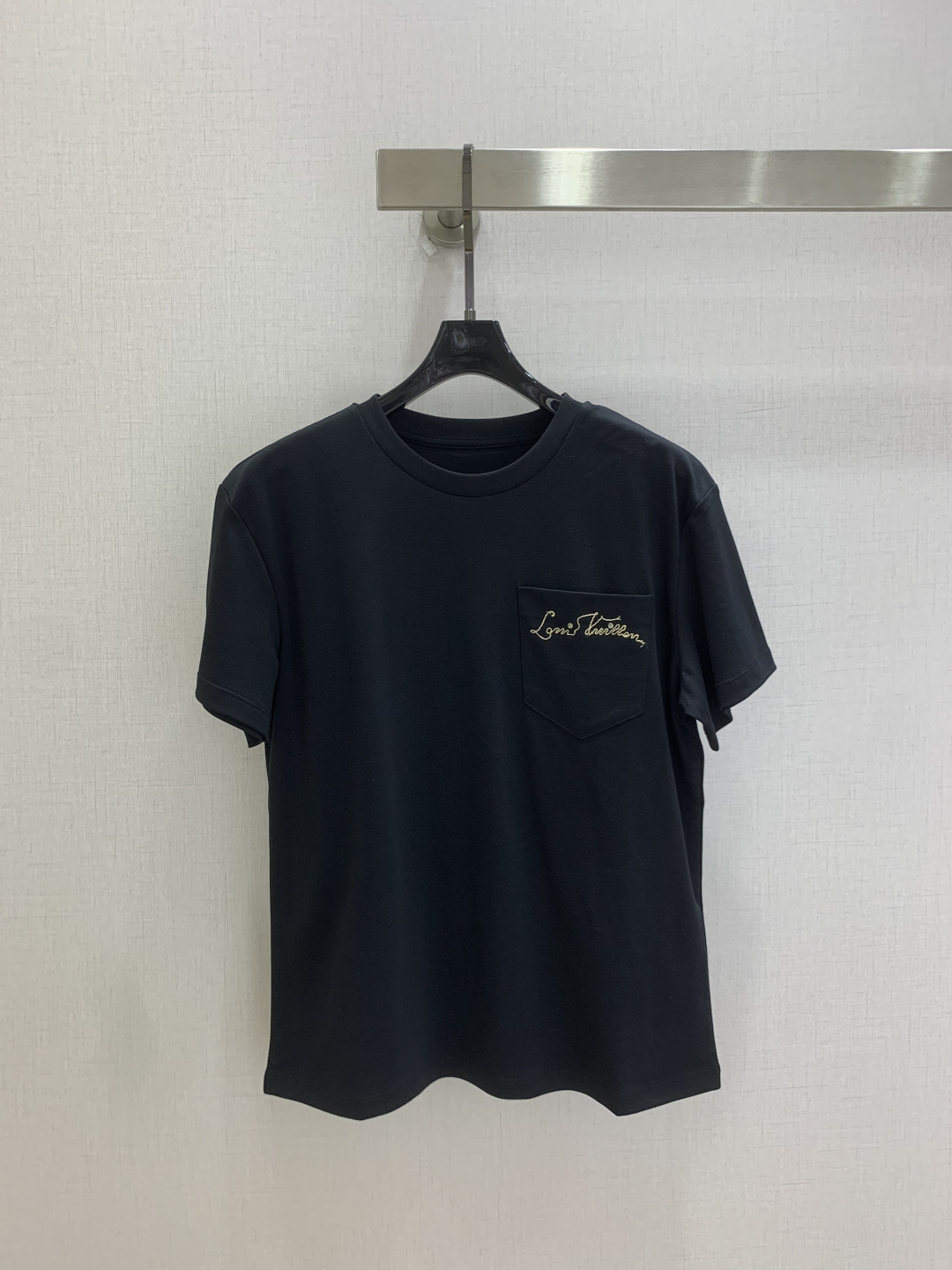 NO:932308,Highly recommended for spring and summer 26. Gold thread embroidered pocket short-sleeved T-shirt. One-sided patch pocket design. Gold thread handwritten embroidered logo on the pocket. Low-key, delicate and unobtrusive. Solid minimalist background color highlights embroidery details. Basic loose straight round neck version. Regular length does not flatter the figure. Round neck workmanship is tight and not easy to deform. Short sleeves are cut neatly and casually. Two colors SML code. High quality, T-shirt, tees, t-shirt,19860909强烈推荐 26春夏新款 金线刺绣口袋短袖T恤 单侧贴袋设计 袋面金线手写体刺绣标识 低调精致不张扬 纯色极简底色突出刺绣细节 基础宽松直筒圆领版型 常规衣长不挑身材 圆领做工紧实不易变形 短袖剪裁利落休闲 两个色 SML码 高品质,,T-shirt,tees，t-shirt,,Women's clothing