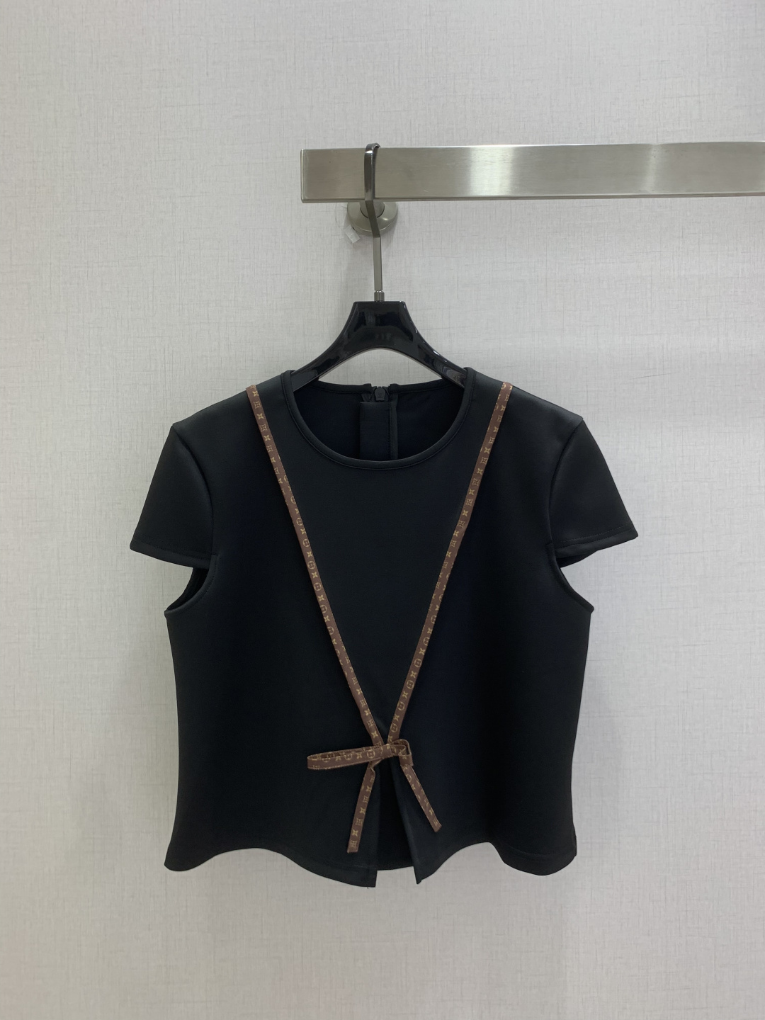 NO:932265,Highly recommended for spring and summer 26, short-sleeved top with presbyopic webbing and bow. Retro presbyopic webbing is made into a V-shaped suspender shape. Knotted bow embellishment on the hem. Invisible zipper on the back. Easy to put on and take off. Small round neck, short slim short sleeves. Hem slit cut. Waist design to raise the waistline. Suitable for small people. Modify waist and abdomen lines. Two colors SMLXL code. High quality, T-shirt.19860909强烈推荐 26春夏新款 老花织带蝴蝶结短袖上衣 复古老花织带做成V型背带造型 下摆打结蝴蝶结点缀 后背隐形拉链 穿脱方便 小圆领短款修身短袖 下摆开叉剪裁 收腰设计拉高腰线 适配小个子 修饰腰腹线条 两个色 SMLXL码 高品质,,T-shirt,,Women's clothing