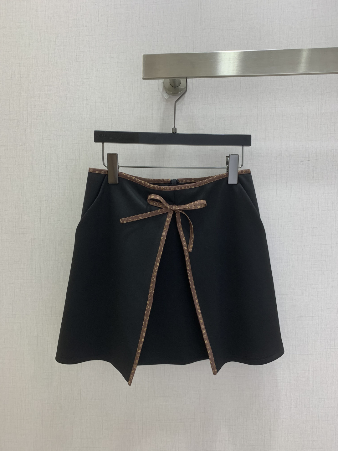 NO:932277,Highly recommended 26 spring and summer new style. Presbyopic ribbon bow skirt. Waistband hemmed presbyopic ribbon. Front bow with double drape ribbon. Exquisite layers. Invisible zipper on the back. Easy to put on and take off. High-waisted A-line version to modify the crotch line. Two colors. SMLXL code. High quality, skirts,19860909强烈推荐 26春夏新款 老花织带蝴蝶结半裙 腰头包边老花织带 正面蝴蝶结搭配双垂坠织带 层次精致 后片隐形拉链 穿脱便捷 高腰A字版型修饰胯部线条 两个色 SMLXL码 高品质,,skirts,,Women's clothing