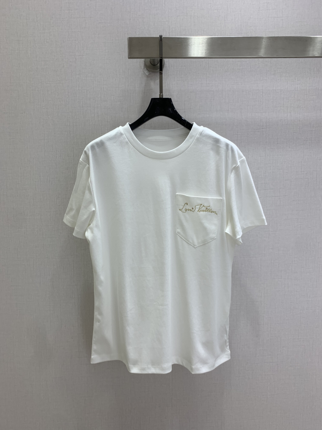 NO:932292,Highly recommended for spring and summer 26. Gold thread embroidered pocket short-sleeved T-shirt. One-sided patch pocket design. Gold thread handwritten embroidered logo on the pocket. Low-key, delicate and unobtrusive. Solid minimalist background color highlights embroidery details. Basic loose straight round neck version. Regular length does not flatter the figure. Round neck workmanship is tight and not easy to deform. Short sleeves are cut neatly and casually. Two colors SML code. High quality, T-shirt, tees, t-shirt,19860909强烈推荐 26春夏新款 金线刺绣口袋短袖T恤 单侧贴袋设计 袋面金线手写体刺绣标识 低调精致不张扬 纯色极简底色突出刺绣细节 基础宽松直筒圆领版型 常规衣长不挑身材 圆领做工紧实不易变形 短袖剪裁利落休闲 两个色 SML码 高品质,,T-shirt,tees，t-shirt,,Women's clothing
