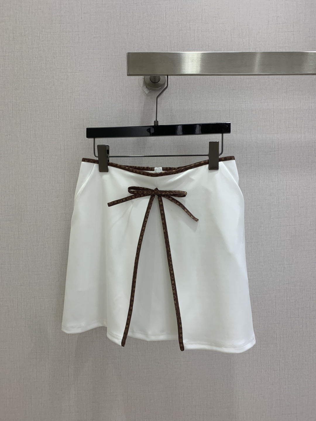 NO:932255,Highly recommended 26 spring and summer new style. Presbyopic ribbon bow skirt. Waistband hemmed presbyopic ribbon. Front bow with double drape ribbon. Exquisite layers. Invisible zipper on the back. Easy to put on and take off. High-waisted A-line version to modify the crotch line. Two colors. SMLXL code. High quality, skirts,19860909强烈推荐 26春夏新款 老花织带蝴蝶结半裙 腰头包边老花织带 正面蝴蝶结搭配双垂坠织带 层次精致 后片隐形拉链 穿脱便捷 高腰A字版型修饰胯部线条 两个色 SMLXL码 高品质,,skirts,,Women's clothing