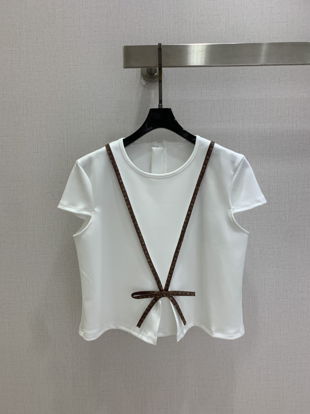 NO:932244,Highly recommended for spring and summer 26, short-sleeved top with presbyopic webbing and bow. Retro presbyopic webbing is made into a V-shaped suspender shape. Knotted bow embellishment on the hem. Invisible zipper on the back. Easy to put on and take off. Small round neck, short slim short sleeves. Hem slit cut. Waist design to raise the waistline. Suitable for small people. Modify waist and abdomen lines. Two colors SMLXL code. High quality, T-shirt.19860909强烈推荐 26春夏新款 老花织带蝴蝶结短袖上衣 复古老花织带做成V型背带造型 下摆打结蝴蝶结点缀 后背隐形拉链 穿脱方便 小圆领短款修身短袖 下摆开叉剪裁 收腰设计拉高腰线 适配小个子 修饰腰腹线条 两个色 SMLXL码 高品质,,T-shirt,,Women's clothing