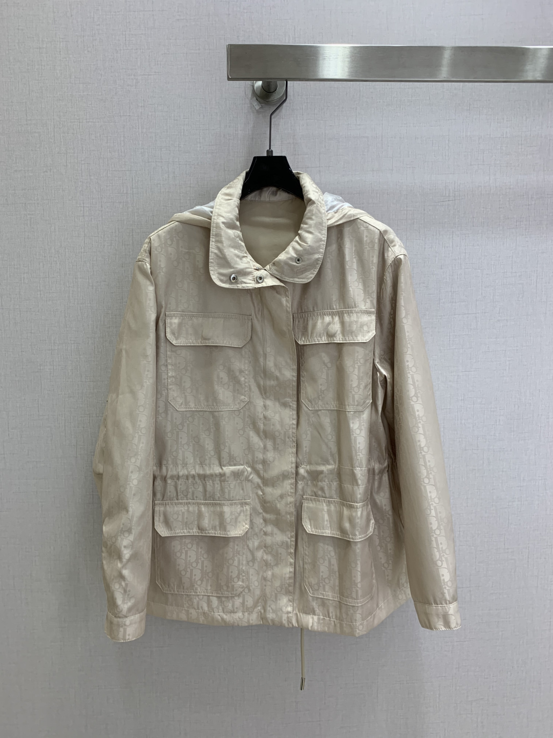 NO:933381,Highly recommended 26 spring and summer new style, dark pattern stand collar pocket jacket, low-key dark pattern all over the logo, four-pocket workwear design on the front, elastic cuffs, zipper fly, windproof and practical, stand-up collar, short workwear style, waist drawstring adjustable elastic, easily create waist slimming effect, not picky about body shape, one color, SMLXL code, high quality,,jackets & coats,jackets & coats,19860909强烈推荐 26春夏新款 暗纹立领口袋夹克外套 通体低调暗纹满印标识 正面四口袋工装设计 袖口松紧收口 拉链门襟防风实用 立领短款工装版型 腰部抽绳可调节松紧 轻松打造收腰显瘦效果 不挑身材 一个色 SMLXL码 高品质,,jackets & coats,jackets & coats,,Women's clothing
