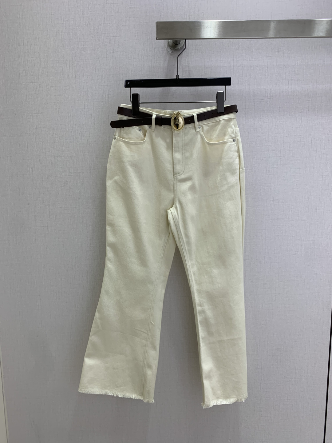 NO:933397,Highly recommended for 26 spring and summer new style. Raw edge belt and slightly flared denim trousers. Classic five-pocket denim structure. Metal rivet hardware embellishment. Natural raw edges on the trouser legs, simple and not monotonous. Button and zipper closure. Soft washed denim fabric. Off-white light color, refreshing and clean. One color, SMLXL code. High quality.19860909强烈推荐 26春夏新款 毛边腰带微喇牛仔长裤 经典五袋牛仔结构 金属铆钉五金点缀 裤脚自然毛边剪裁,简约不单调 纽扣拉链开合 柔和水洗牛仔面料 米白浅色系清爽显干净 一个色 SMLXL码 高品质,,,Women's clothing