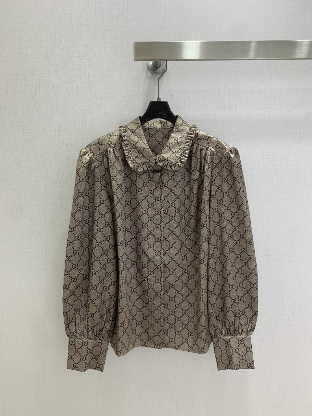 NO:933398,Highly recommended 26 spring and summer new style Presbyopia doll collar long-sleeved shirt Fungus edge lapel long-sleeved shirt Presbyopic double G print decoration Temperament style One color SML code High quality, shirts,19860909强烈推荐 26春夏新款 老花娃娃领长袖衬衫 木耳边翻领长袖衬衫 老花双G印花装饰 气质款 一个色 SML码 高品质,,shirts,,Women's clothing