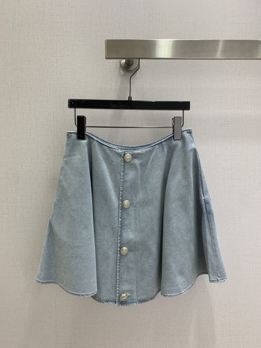 NO:933363,Highly recommended 26 spring and summer new style, buttoned denim skirt, light blue washed denim in clean and soft tones, front metal buttoning adds a sense of exquisite design, A-line large skirt hides excess fat on the crotch, high-waisted cut to easily lengthen the legs, one color, SMLXL code, high quality,,skirts,19860909强烈推荐 26春夏新款 排扣牛仔半裙 浅蓝水洗牛仔色调干净柔和 前排金属排扣增添精致设计感 A字大裙摆藏住胯部多余赘肉 高腰剪裁轻松拉长双腿线条 一个色 SMLXL码 高品质,,skirts,,Women's clothing