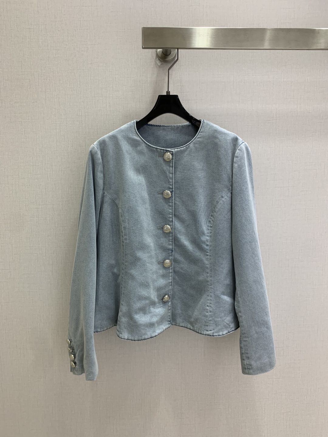 NO:933426,Highly recommended 26 spring and summer new round-neck buttoned denim jacket. Light-tone washed denim is refreshing, clean and durable. The round-neck design makes the neck line slender. Vertical metal buttoning enhances the overall sophistication. The waist-cinched short version easily creates a three-to-seven ratio. One color. SMLXL code. High quality, jackets & coats,19860909强烈推荐 26春夏新款 圆领排扣牛仔外套 浅调水洗牛仔清爽干净耐看 圆领设计衬得脖颈线条修长 纵向金属排扣提升整体精致度 收腰短款版型轻松打造三七比例 一个色 SMLXL码 高品质,,jackets & coats,,Women's clothing