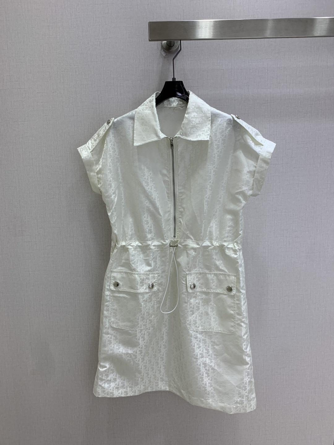 NO:933279,Highly recommended 26 spring and summer new model. Dark pattern half-zip pocket dress. Low-key dark pattern jacquard all over the body. Half-open zipper design in the front. Built-in drawstring at the waist to freely tighten the waistline. Duplex large pockets on the front body with metal buttons. Short skirt length, comfortable for walking and taking photos. Two colors. SML code. High quality,,skirts,19860909强烈推荐 26春夏新款 暗纹半拉链口袋连衣裙 通体满印低调暗纹提花 前中半开拉链设计 腰部内置抽绳自由收束腰线 前身双工装大口袋搭配金属纽扣 短款裙长行走自在拍照氛围感拉满 两个色 SML码 高品质,,skirts,,Women's clothing